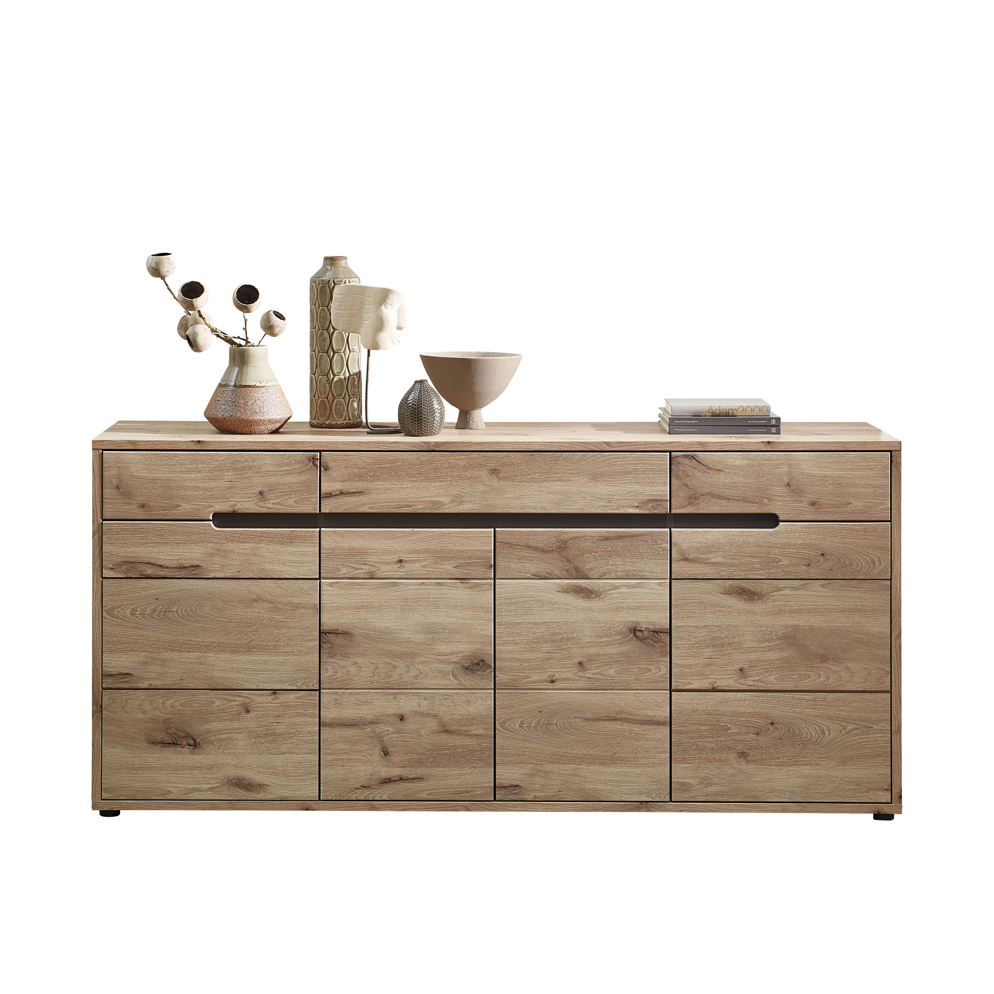 Ein Sideboard in Holzoptik mit mehreren Türen und Schubladen. Auf der Oberseite stehen dekorative Objekte wie Vasen und eine Schale.