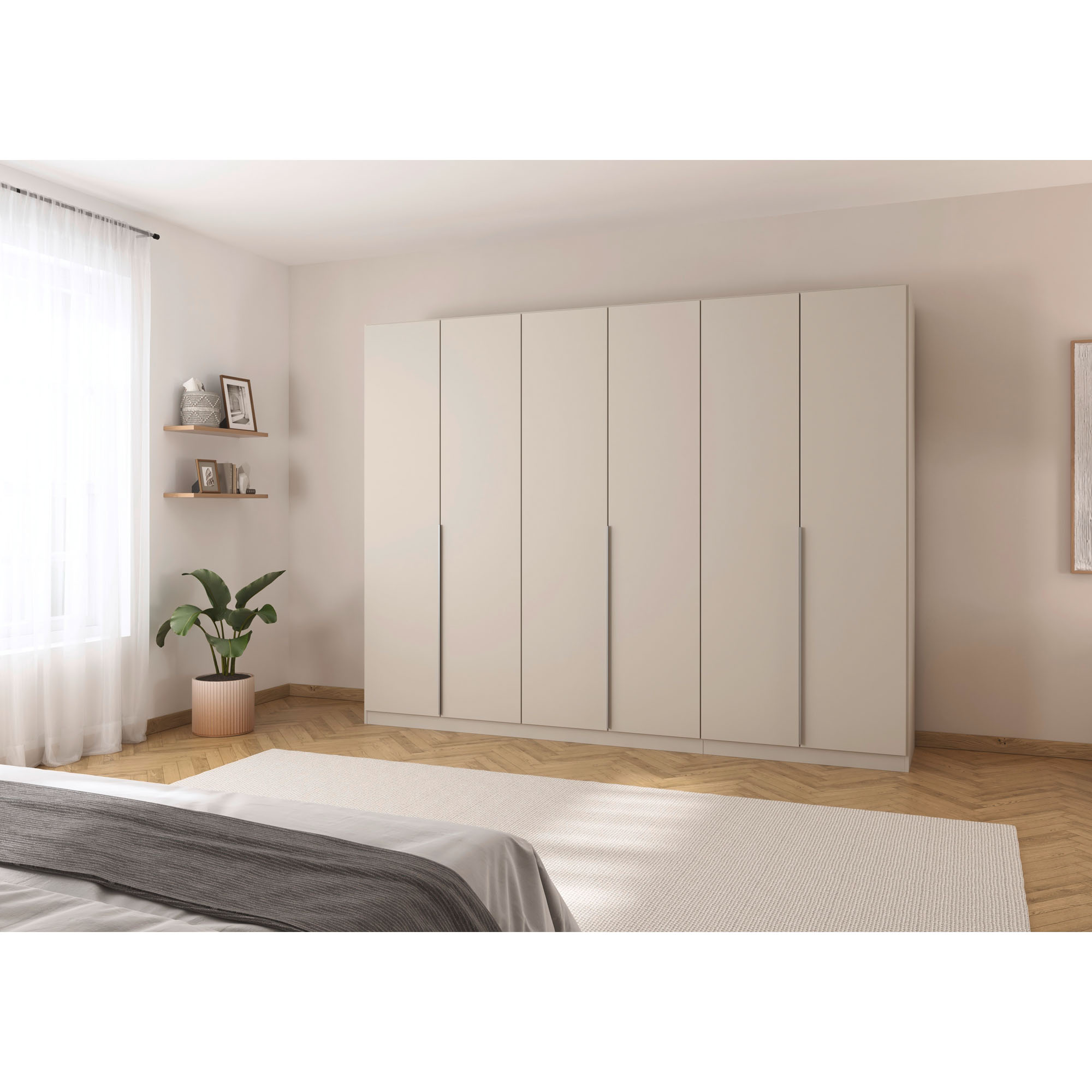 Großer champagnerfarbener Kleiderschrank mit Drehtüren in einem hellen Schlafzimmer mit Holzfußboden und moderner Einrichtung