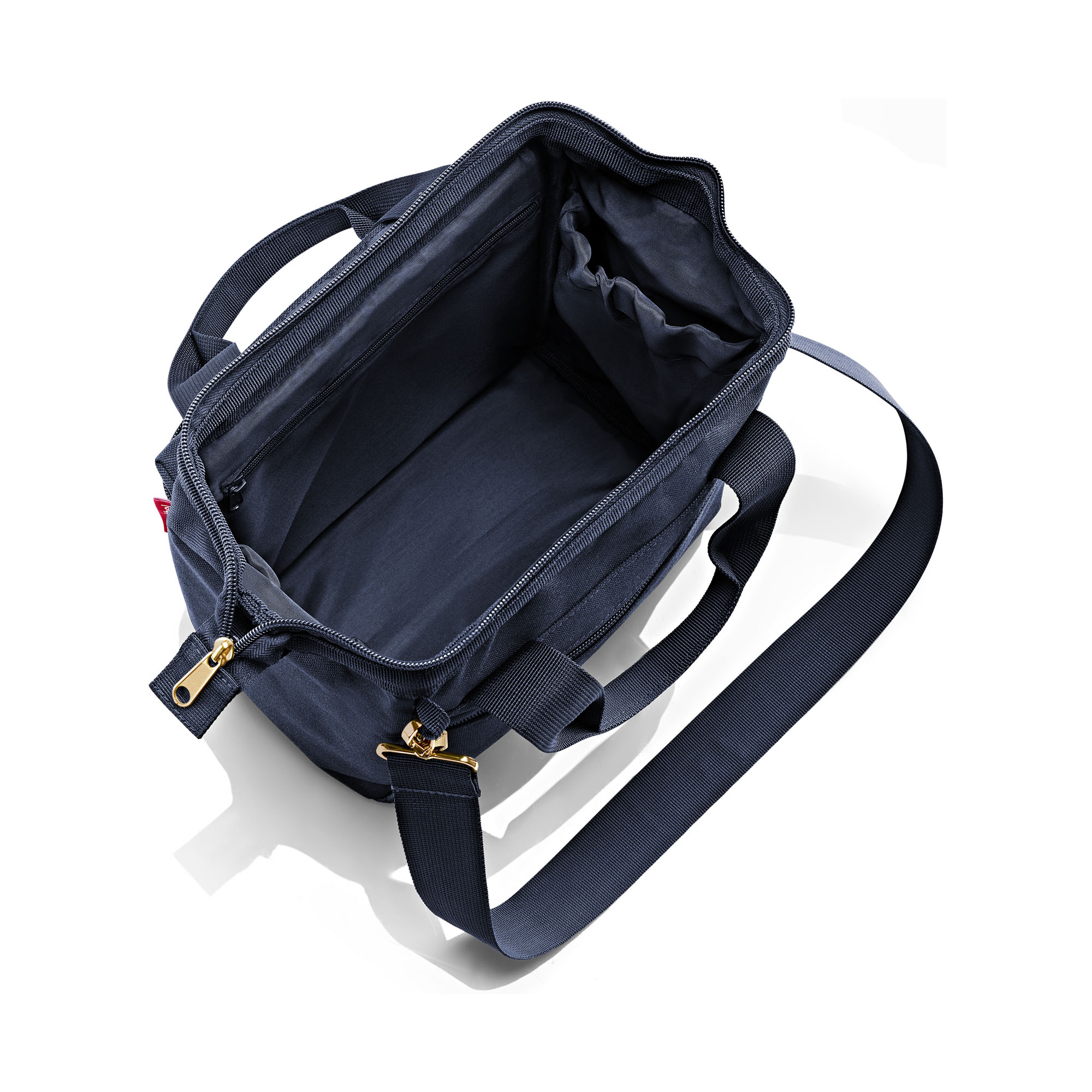 Geöffnete dunkelblaue Reisenthel Tasche mit Innenfach und verstellbarem Schultergurt