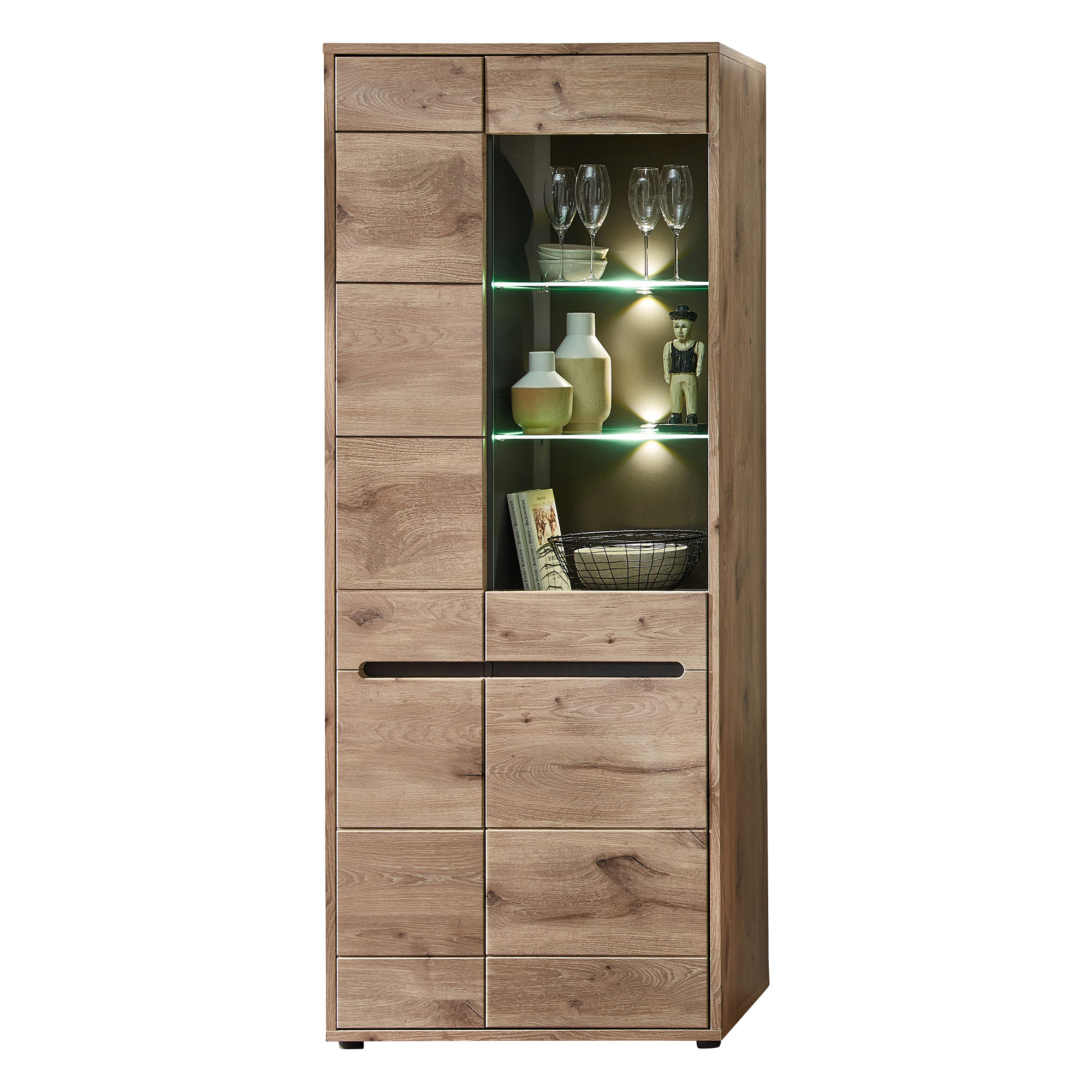 Eine hohe Vitrine in Holzoptik. Der obere rechte Bereich hat eine verglaste Tür mit zwei beleuchteten Glasböden, auf denen Dekoobjekte stehen.
