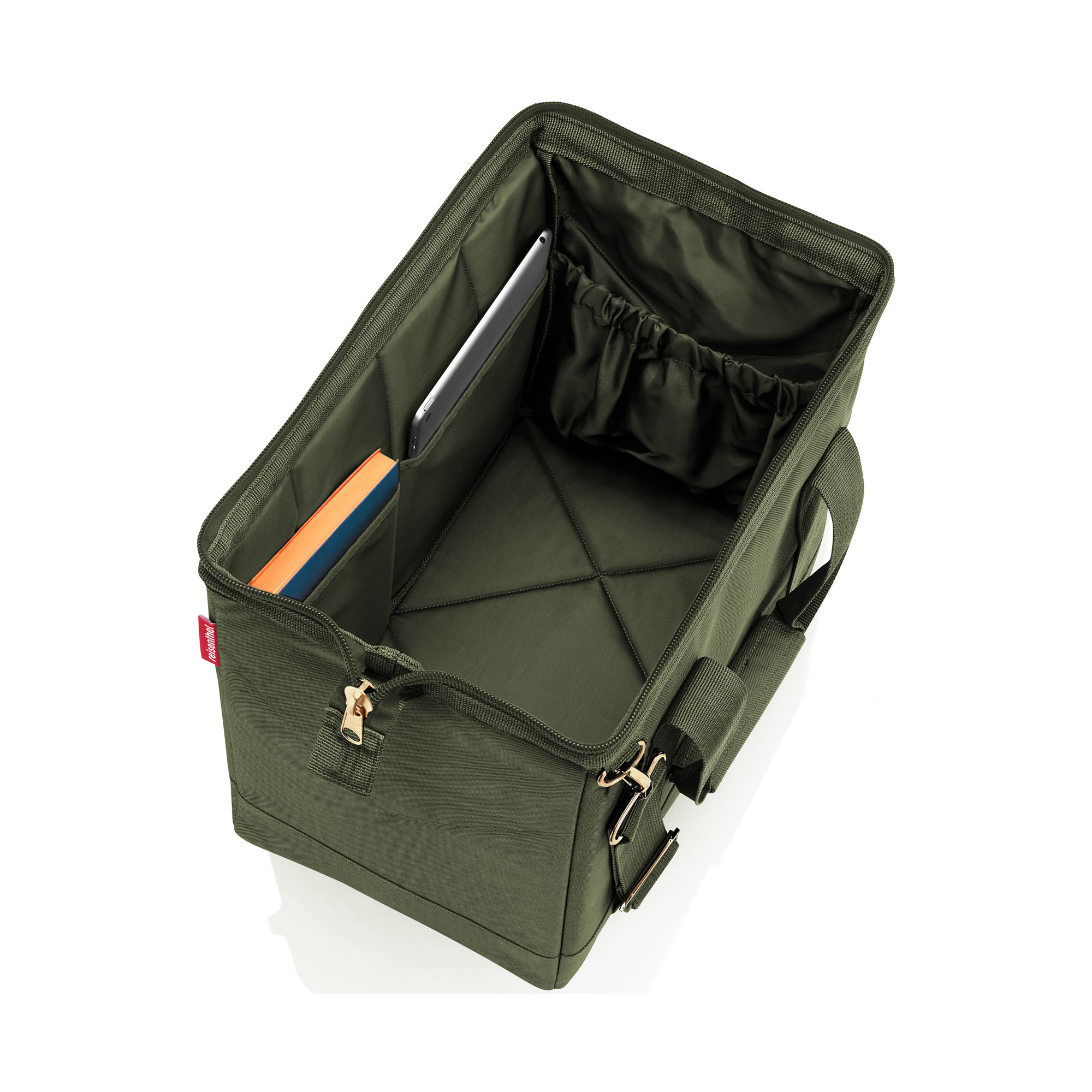 Reisetasche von Reisenthel, Modell Allrounder M, in Olivgrün mit goldfarbenen Beschlägen, geöffnet mit sichtbaren Innenfächern