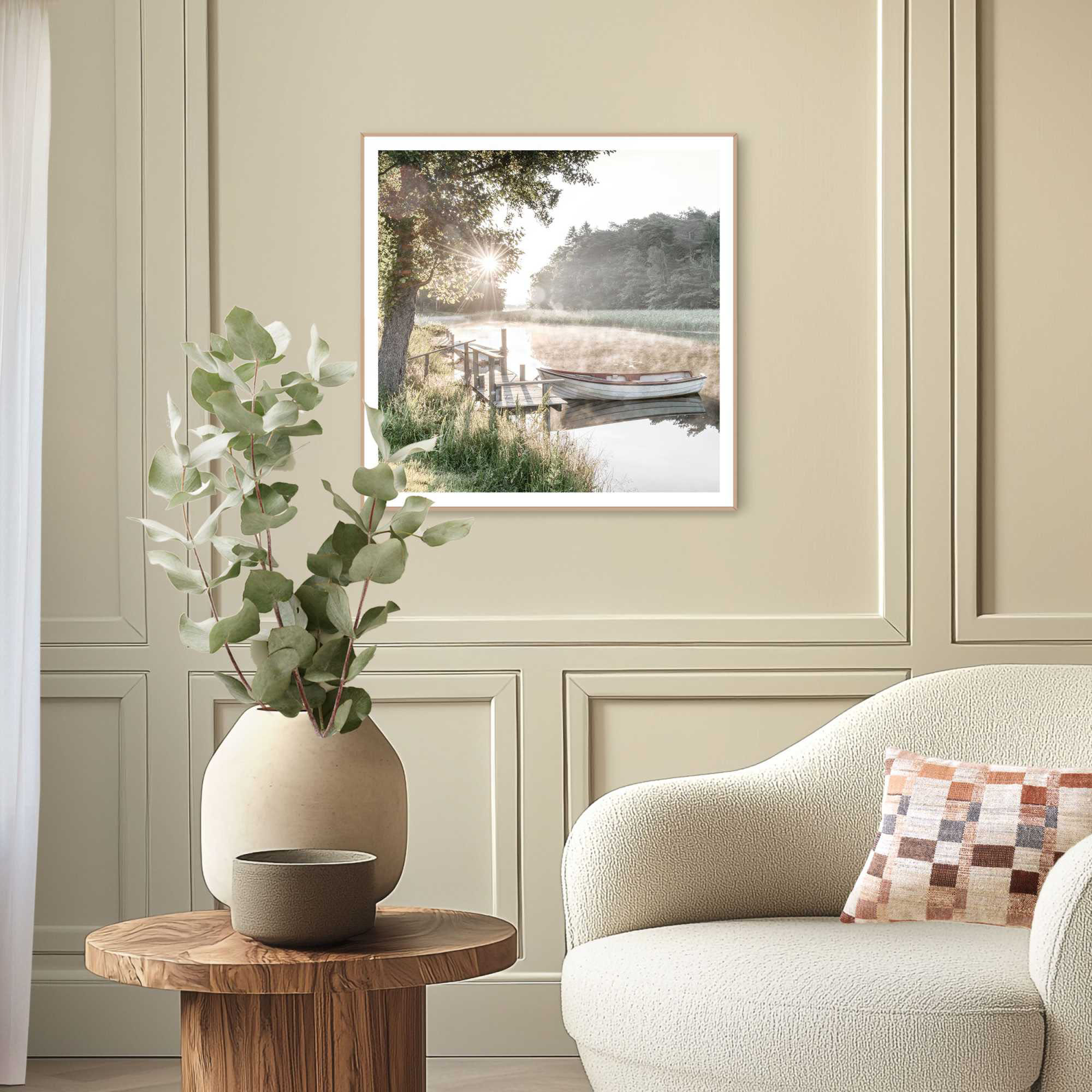 Das Wandbild „Rise and Shine“ in Grün, 50 × 50 cm, hängt in einem eingerichteten Wohnraum und zeigt die Größenwirkung an der Wand.