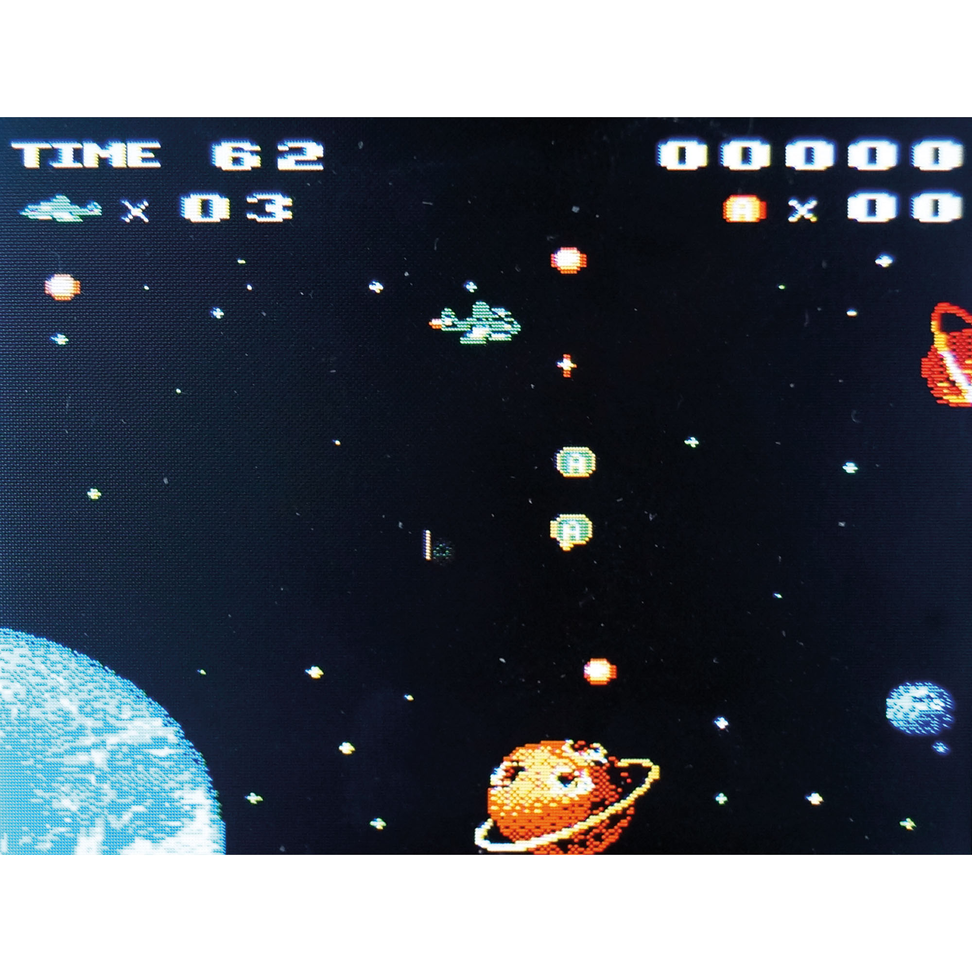 Mini-Arcade-Spiel mit Weltraumdesign, mit einem Bildschirmfoto eines Weltraum-Shooters gezeigt.