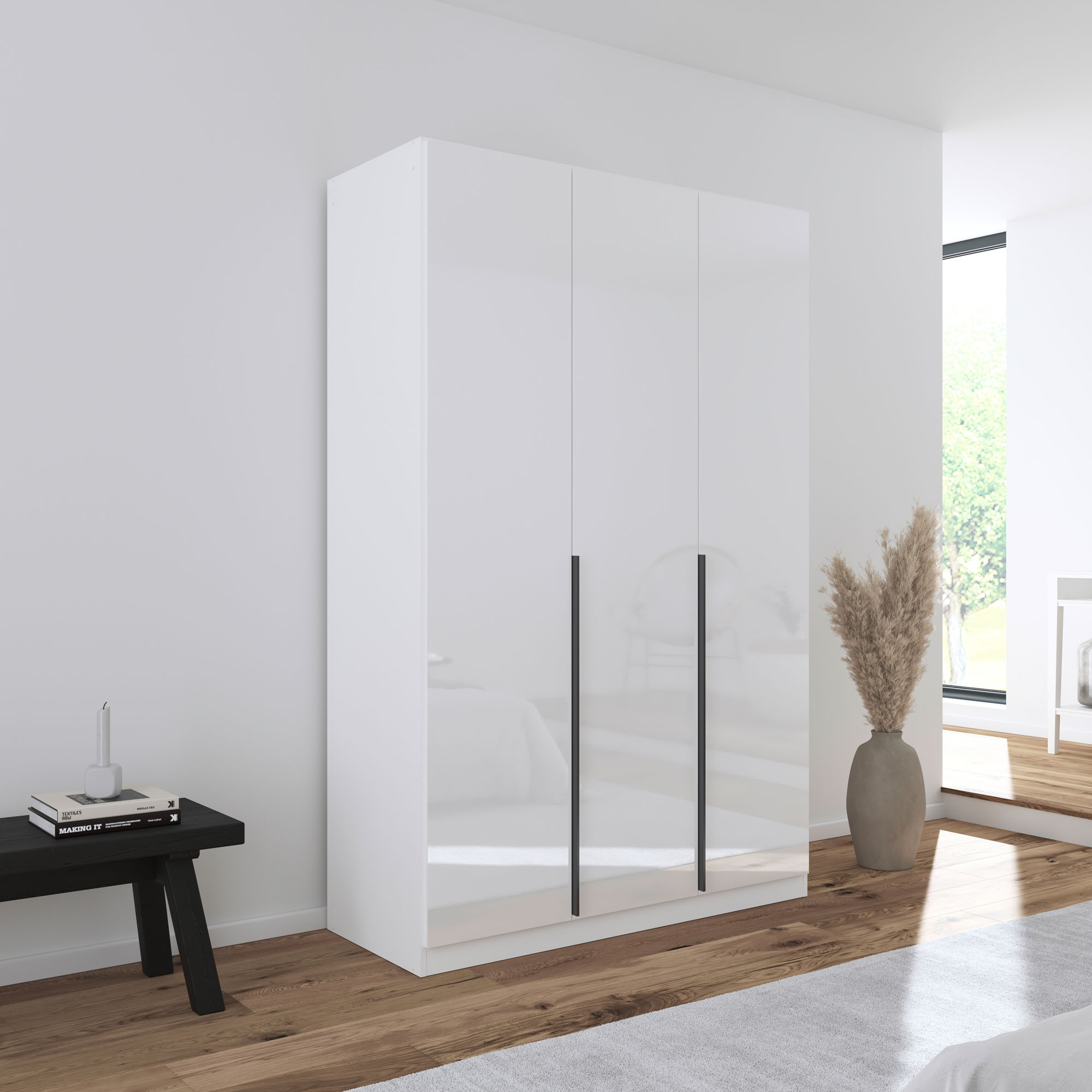 Weißer Hochglanz Drehtürenschrank mit drei Türen und grau-metallicen Griffen in einem hell eingerichteten Schlafzimmer