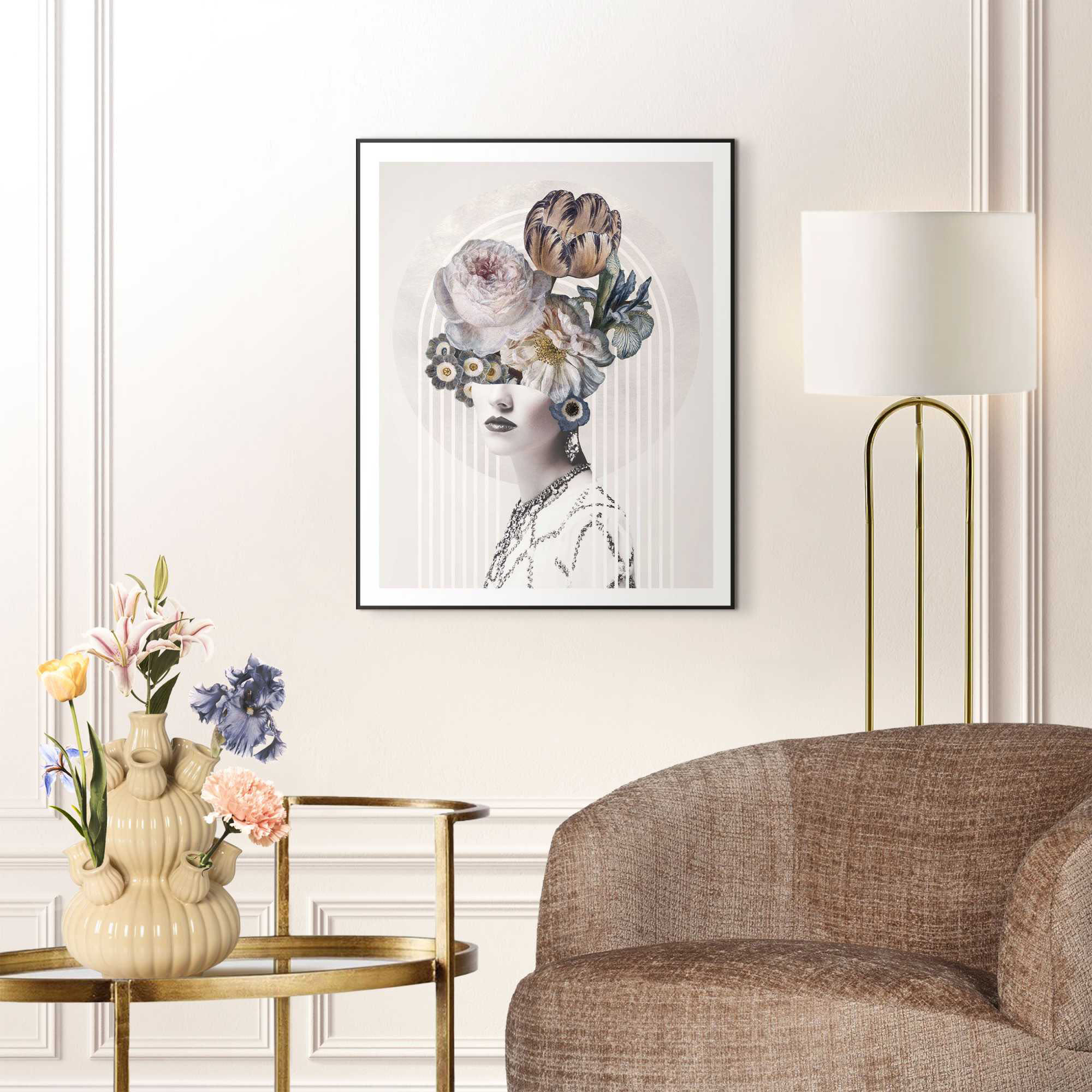 Das Wandbild „Graphic Female“ in Beige, 40 × 50 cm, hängt in einem eingerichteten Wohnraum und zeigt die Größenwirkung an der Wand.