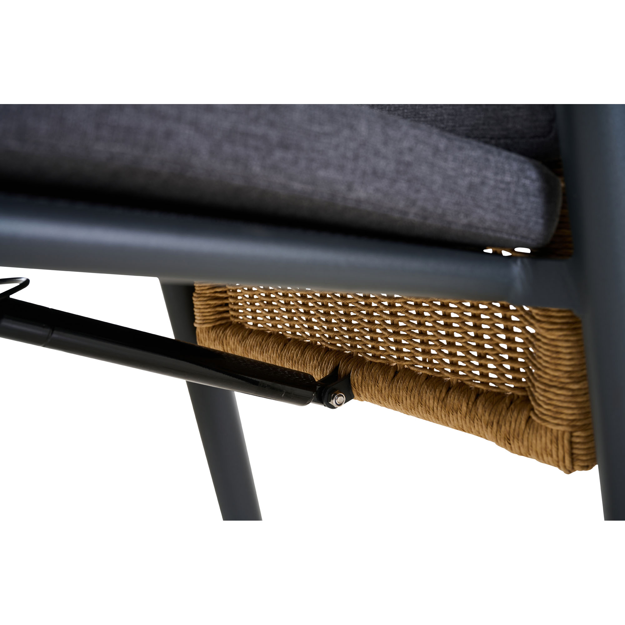 Nahaufnahme der Verstellmechanik unterhalb der Sitzfläche mit Polyrattan-Element