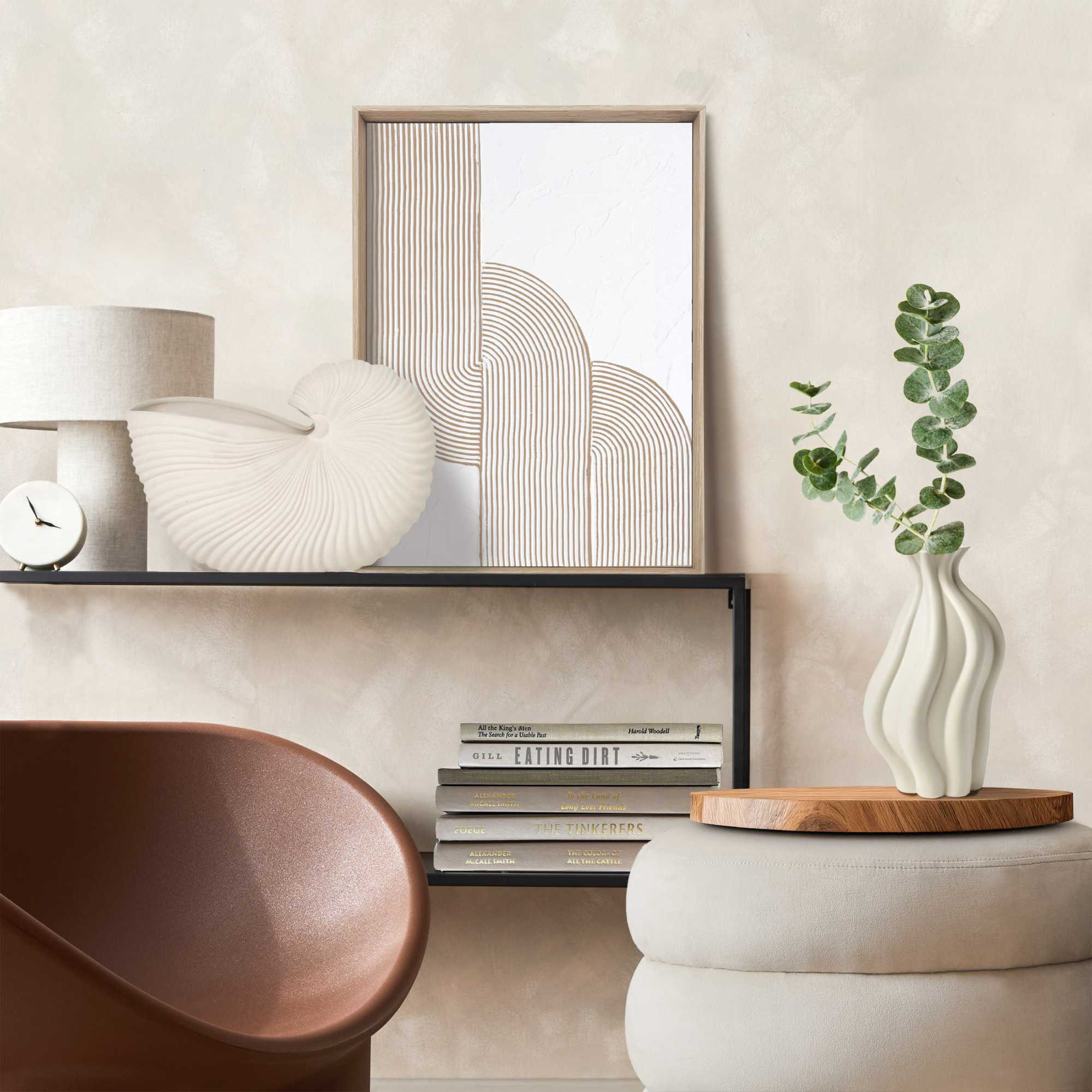 Das Wandbild „Knot - tinted lines“ in Beige, 30 × 40 cm, hängt in einem eingerichteten Wohnraum und zeigt die Größenwirkung an der Wand.