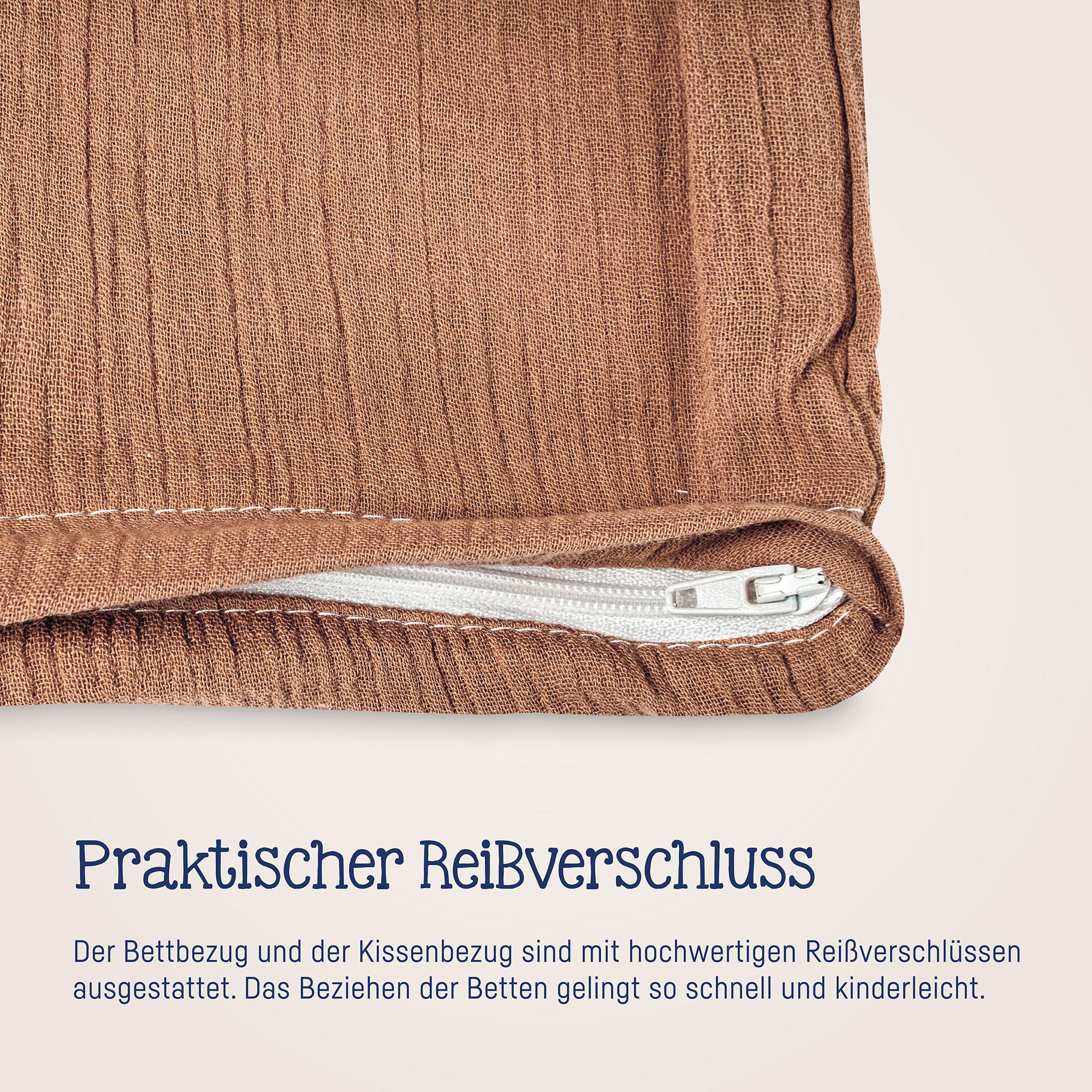 Nahaufnahme eines weißen Reißverschlusses an terrakottafarbener Musselin-Bettwäsche mit sichtbarer Stoffstruktur
