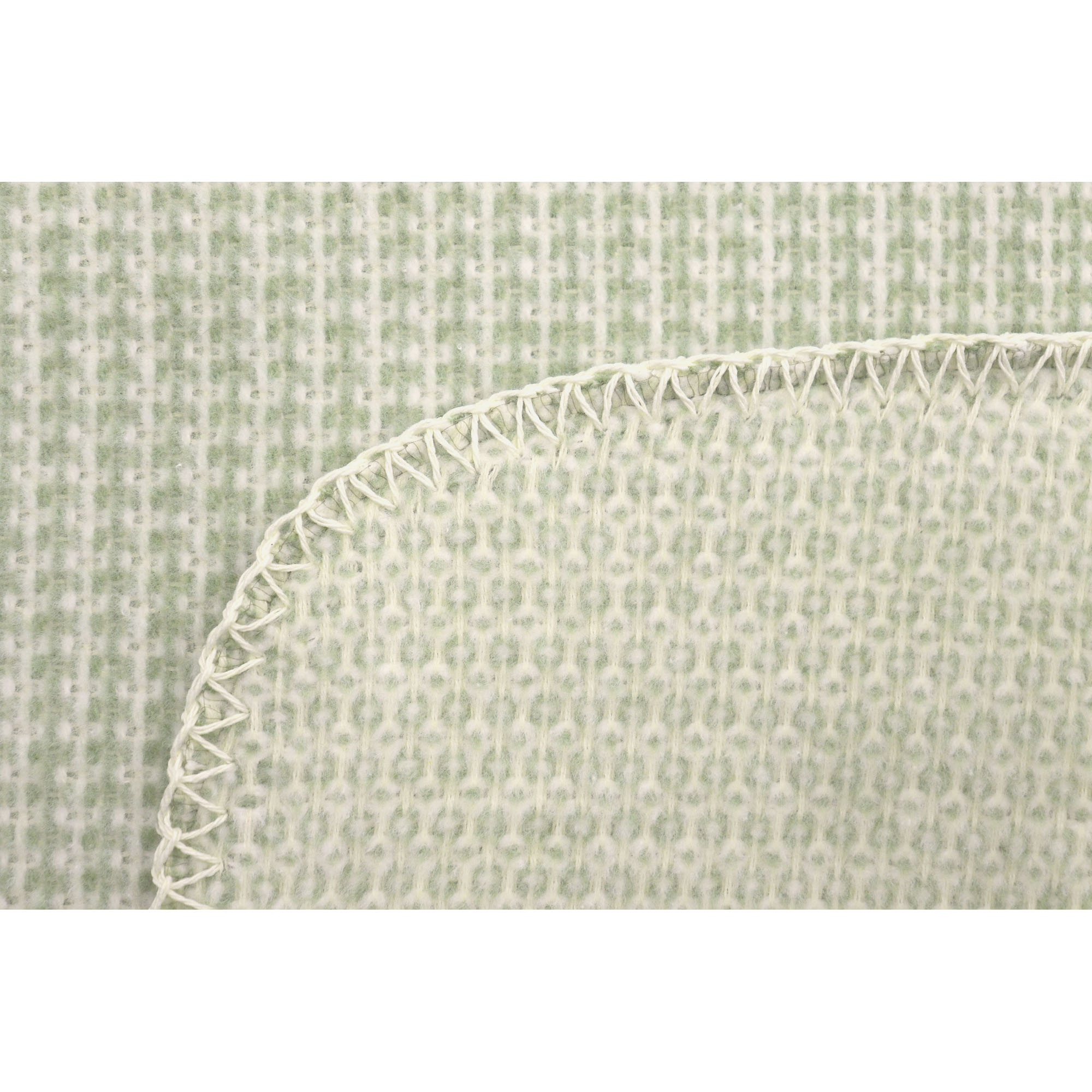 Detail der hellgrünen Babydecke Cotton green mit strukturierter Oberfläche und heller Zierkante.