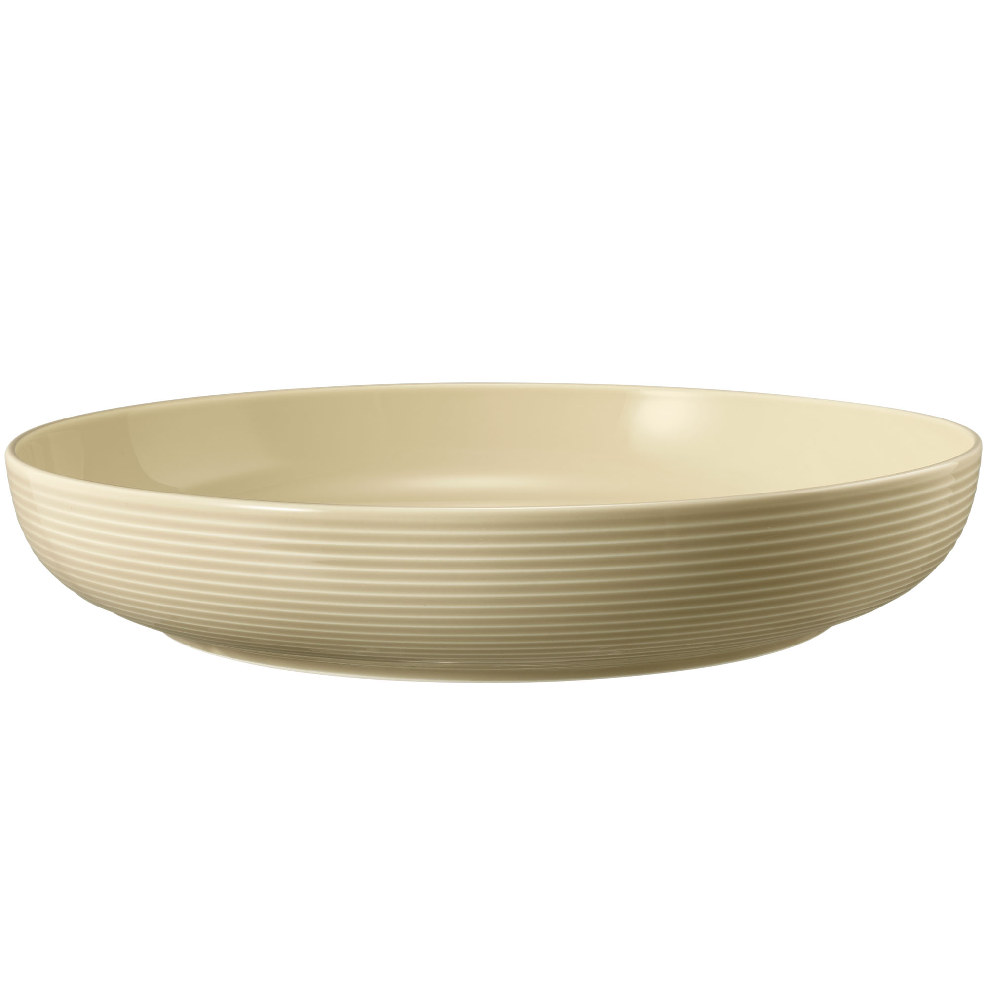 Schale in Sandbeige; Seitenansicht. Sichtbare Gestaltung: rund und flach mit geriffelter Außenseite.