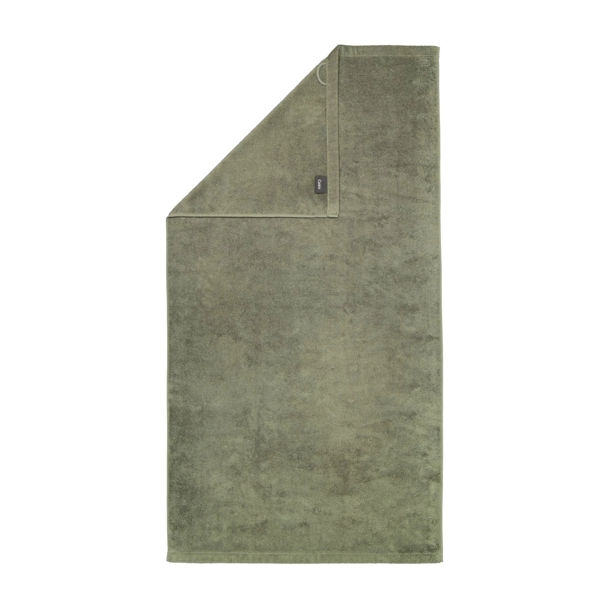 Duschtuch in der Farbe Field mit umgeschlagener Ecke; Rückseite, Saum und kleines Textiletikett sind auf weißem Hintergrund sichtbar.