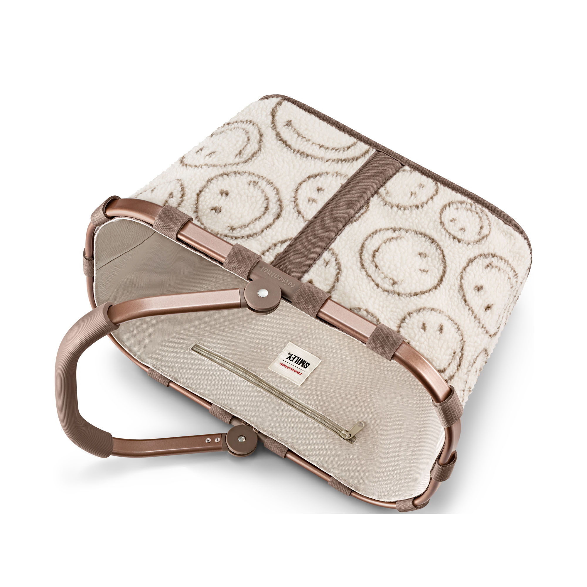 Einkaufskorb von Reisenthel, Modell Carrybag, in Creme und Braun mit Smiley-Muster aus Teddyfleece, seitlich zusammengeklappt dargestellt