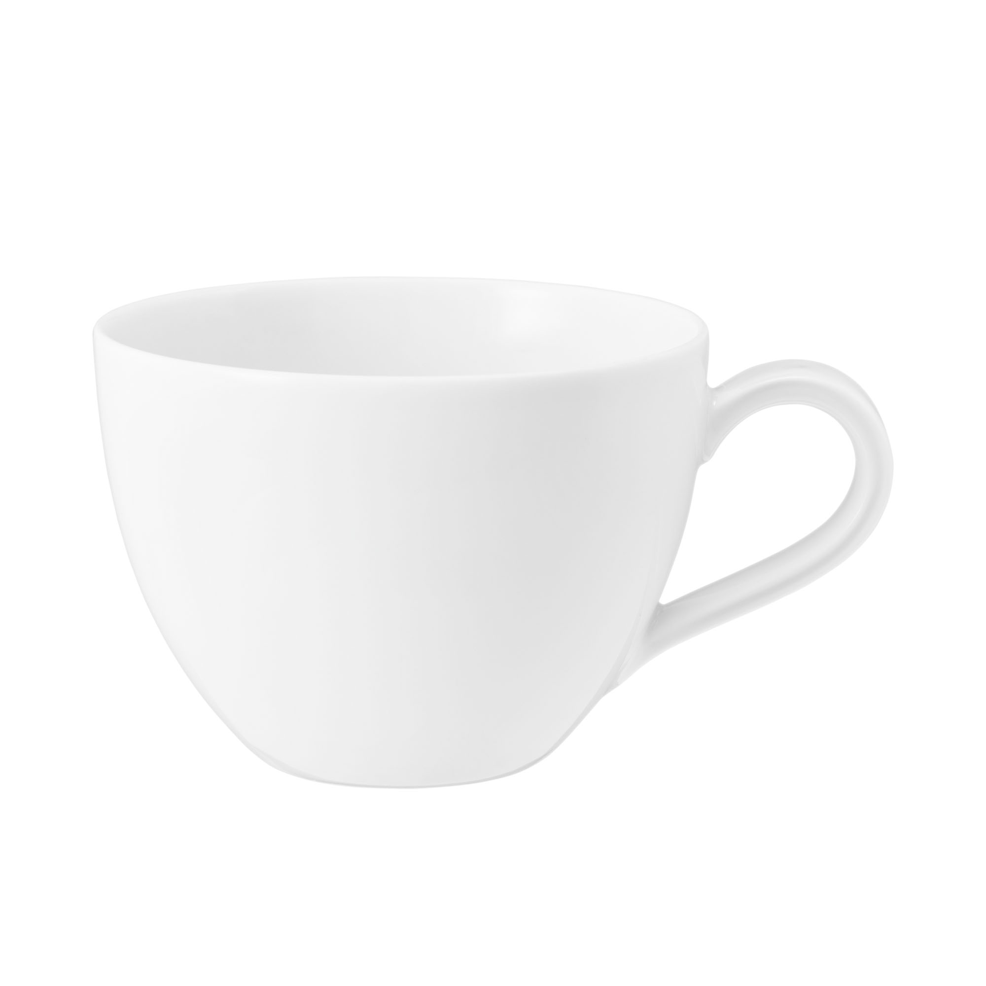 Tasse in Weiß; schräge Ansicht mit Henkel. Sichtbare Gestaltung: breite geradlinige Form mit Henkel.