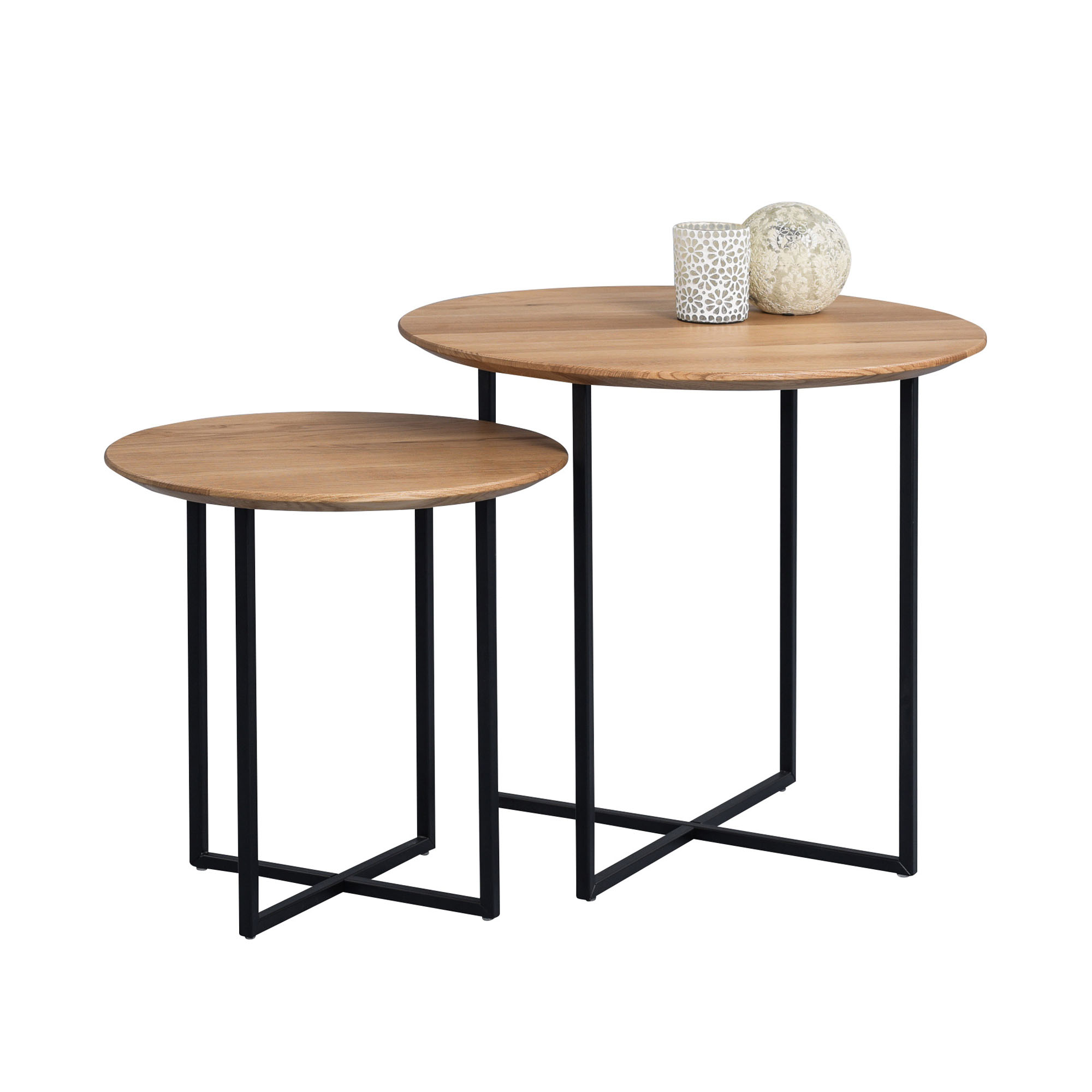 Zwei runde Beistelltische in unterschiedlichen Höhen mit Holzplatten und schwarzen Metallgestellen, auf dem größeren Tisch zwei dekorative Gefäße