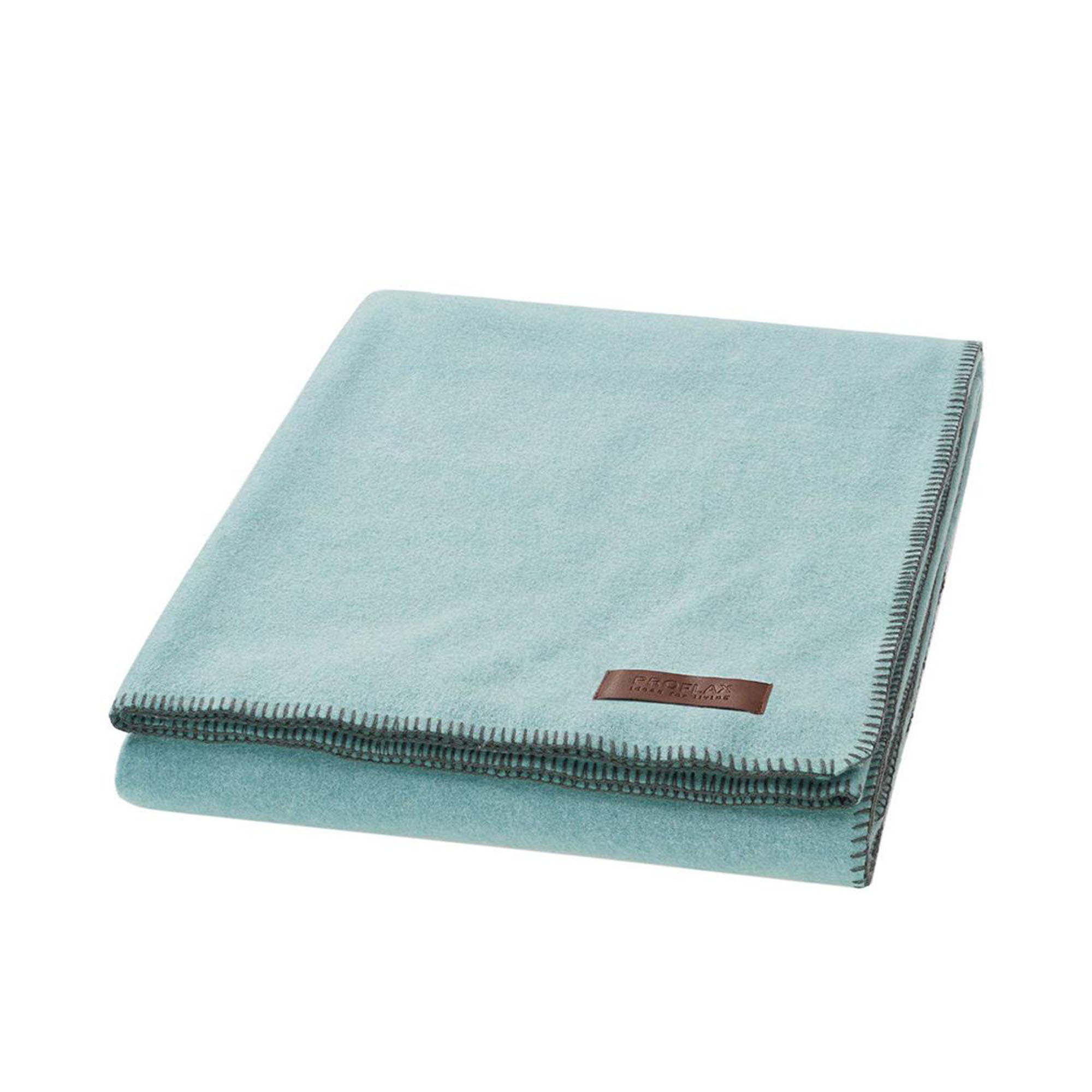 Decke Proflax Fleece in Hellblau, 160 × 200 cm, sauber gefaltet mit sichtbarer Ziernaht am Rand und kleinem Textillabel.