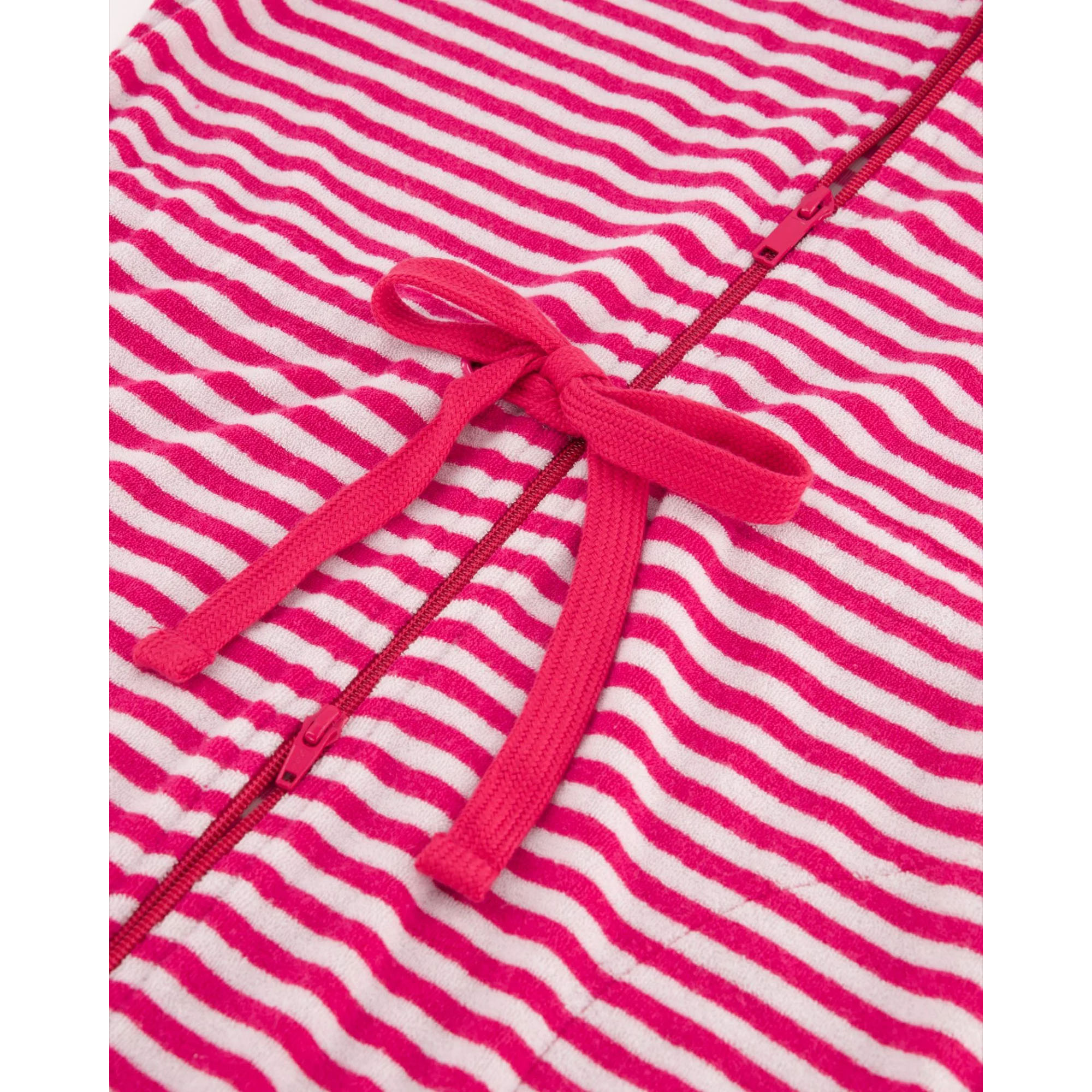 Detail des Bademantels in der Farbe Pink in Größe L mit Bindegürtel; Stoffstruktur und sauber eingefasste Kante sind in Nahansicht sichtbar.