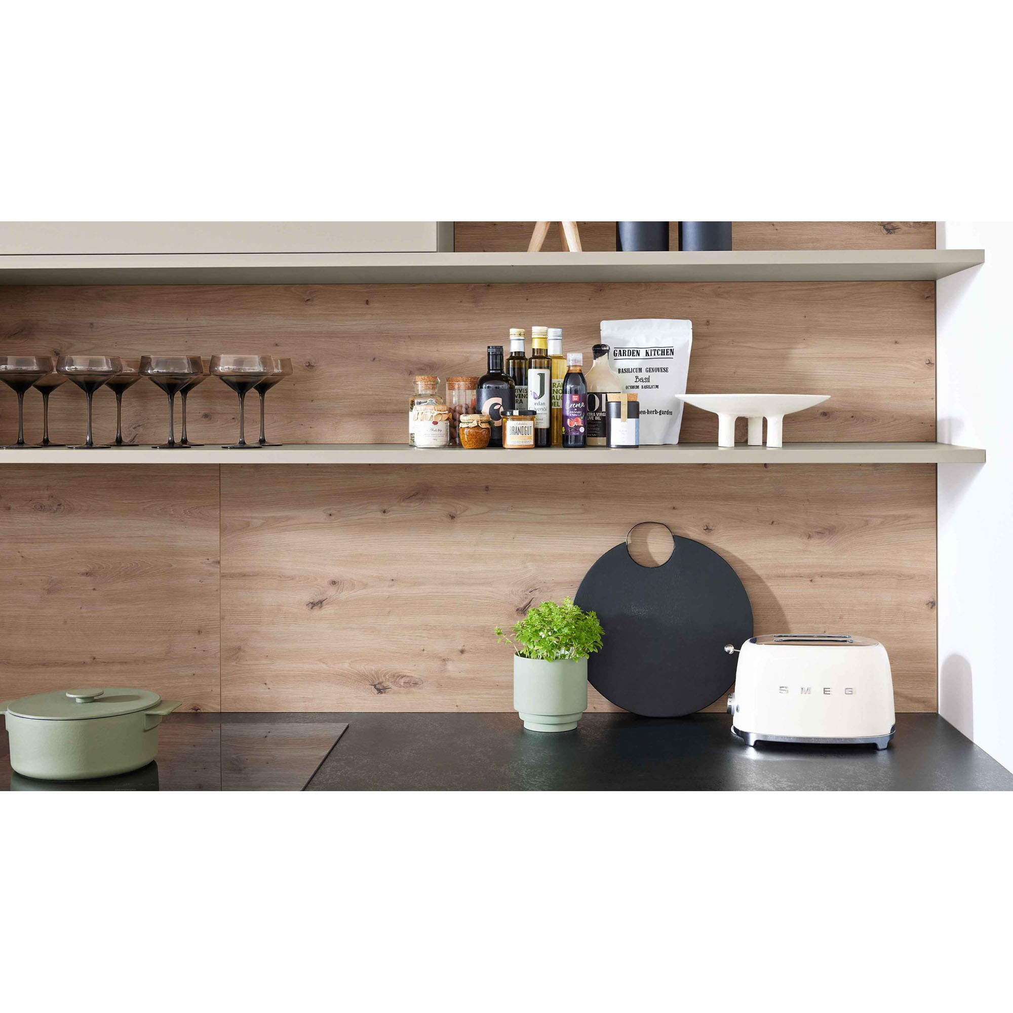 Wandregale in moderner Küche mit Holzrückwand, dekoriert mit Gläsern, Flaschen und Küchenutensilien