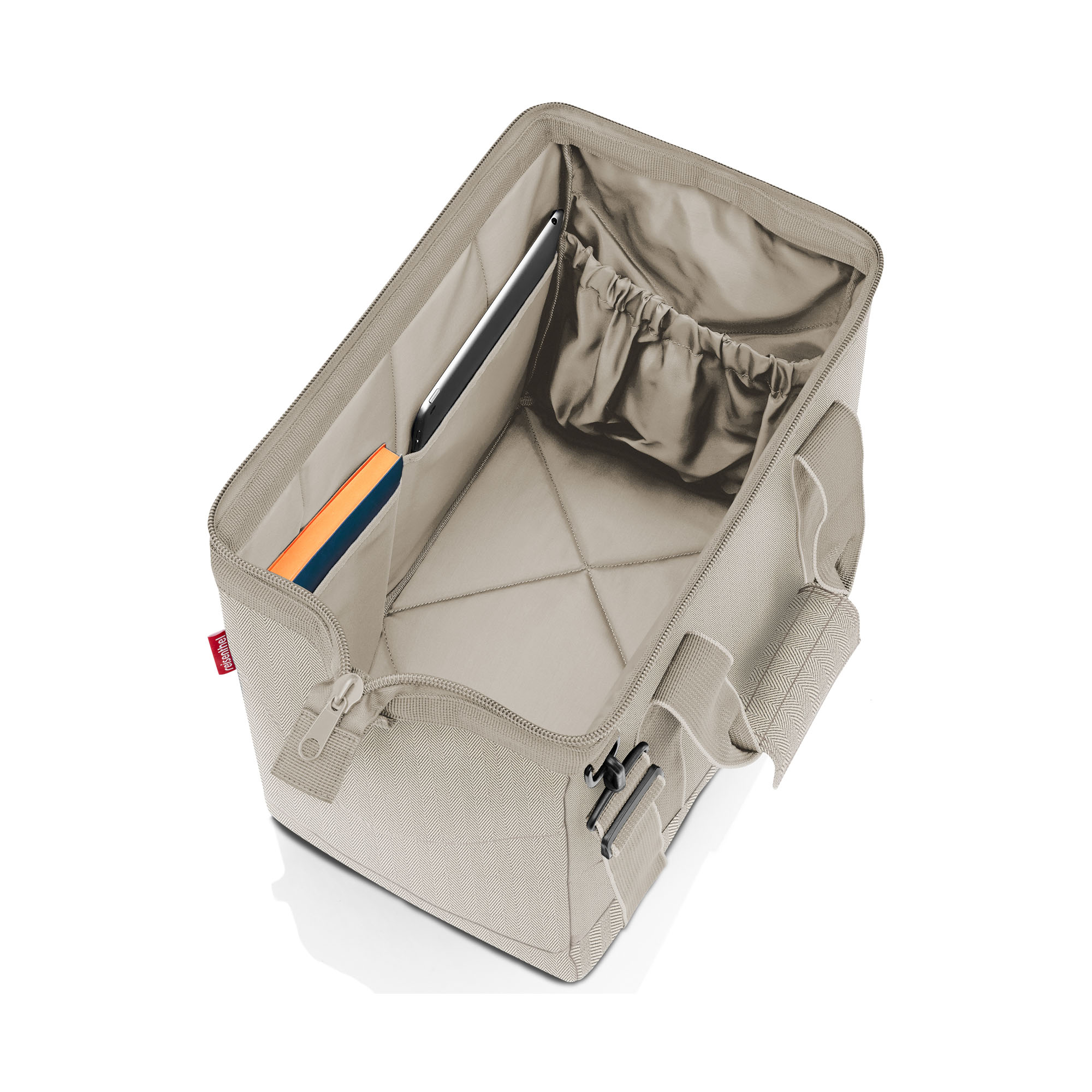 Geöffnete Reisenthel Tasche mit Innenfächern für Tablet und Zubehör