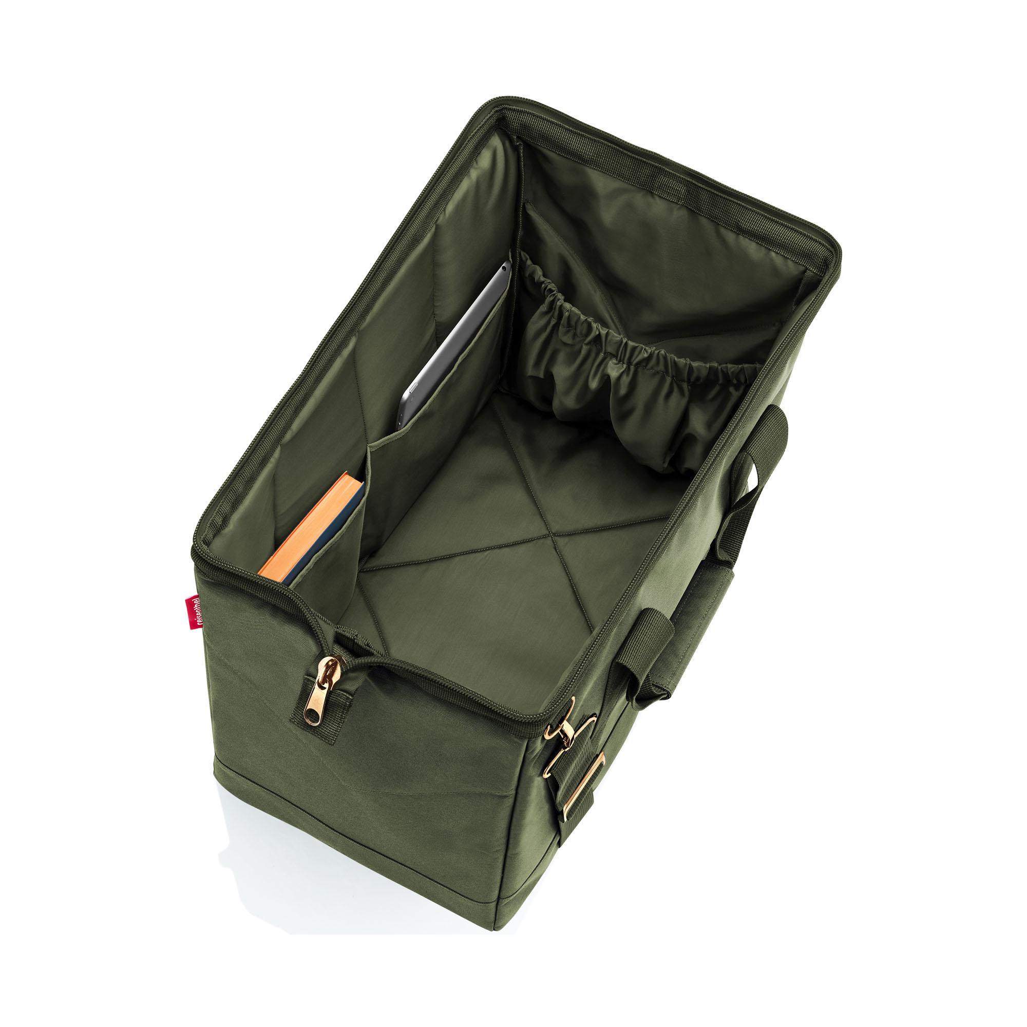 Reisetasche von Reisenthel, Modell Allrounder L, in Dunkelgrün mit goldfarbenen Metallteilen, von oben geöffnet mit mehreren Innenfächern.
