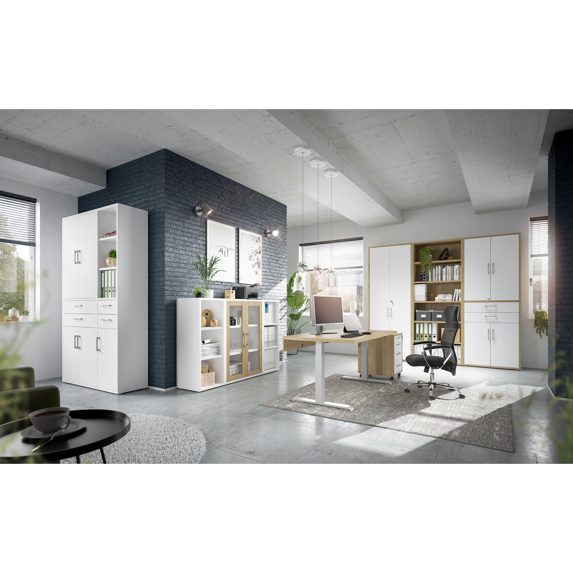 Weißes Regal als Teil einer modernen Büroeinrichtung mit weiteren Möbeln in Weiß und Eiche, freundliches Arbeitszimmer mit viel Tageslicht