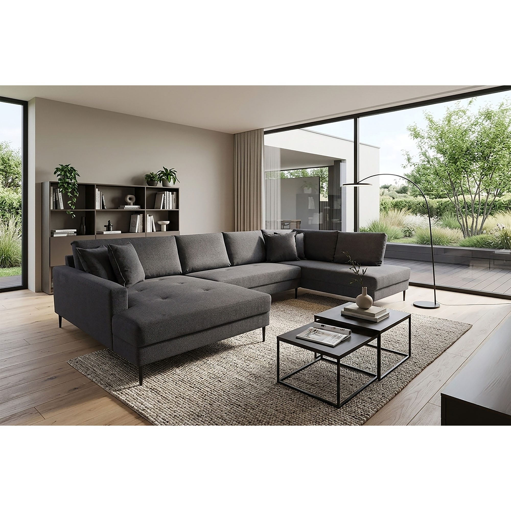 U-förmige Wohnlandschaft in Anthrazit mit zwei offenen Enden in einem hellen Wohnraum mit großen Fenstern, Teppich, Couchtischen und Bogenleuchte