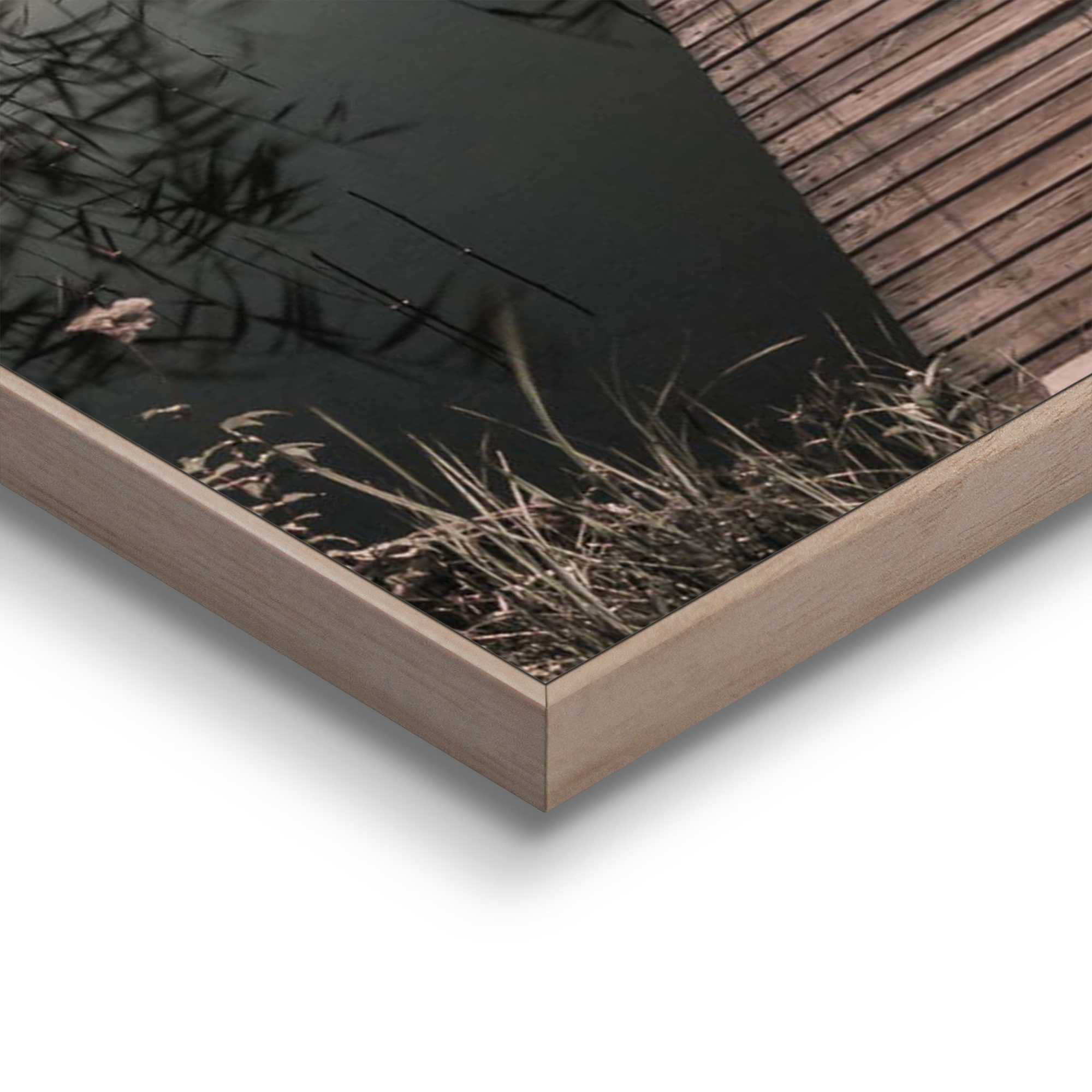 Detailaufnahme einer Ecke des Wandbilds „Scandic Jetty“, 50 × 70 cm; Oberfläche, Kante und Materialstärke sind sichtbar.