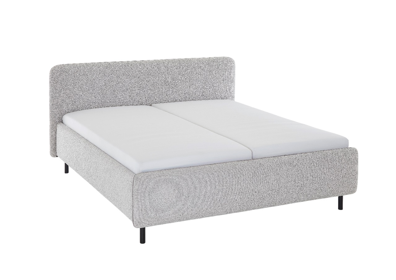 Helles Polsterbett mit abgerundetem Kopfteil, weicher Stoffoberfläche und schwarzen Metallfüßen auf weißem Hintergrund