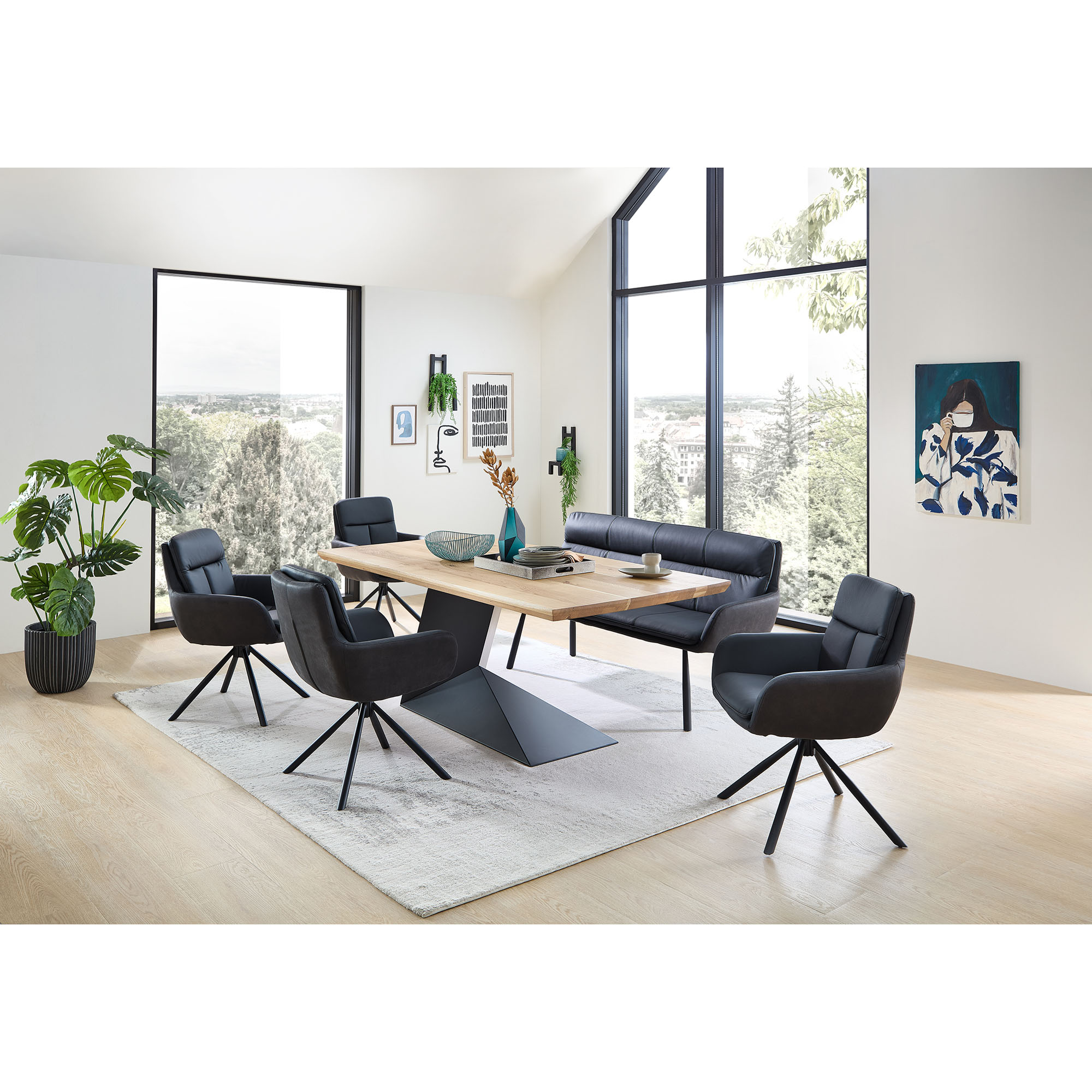 Modern eingerichtetes Esszimmer mit schwarzer Sitzbank und passenden Drehstühlen an einem Holztisch