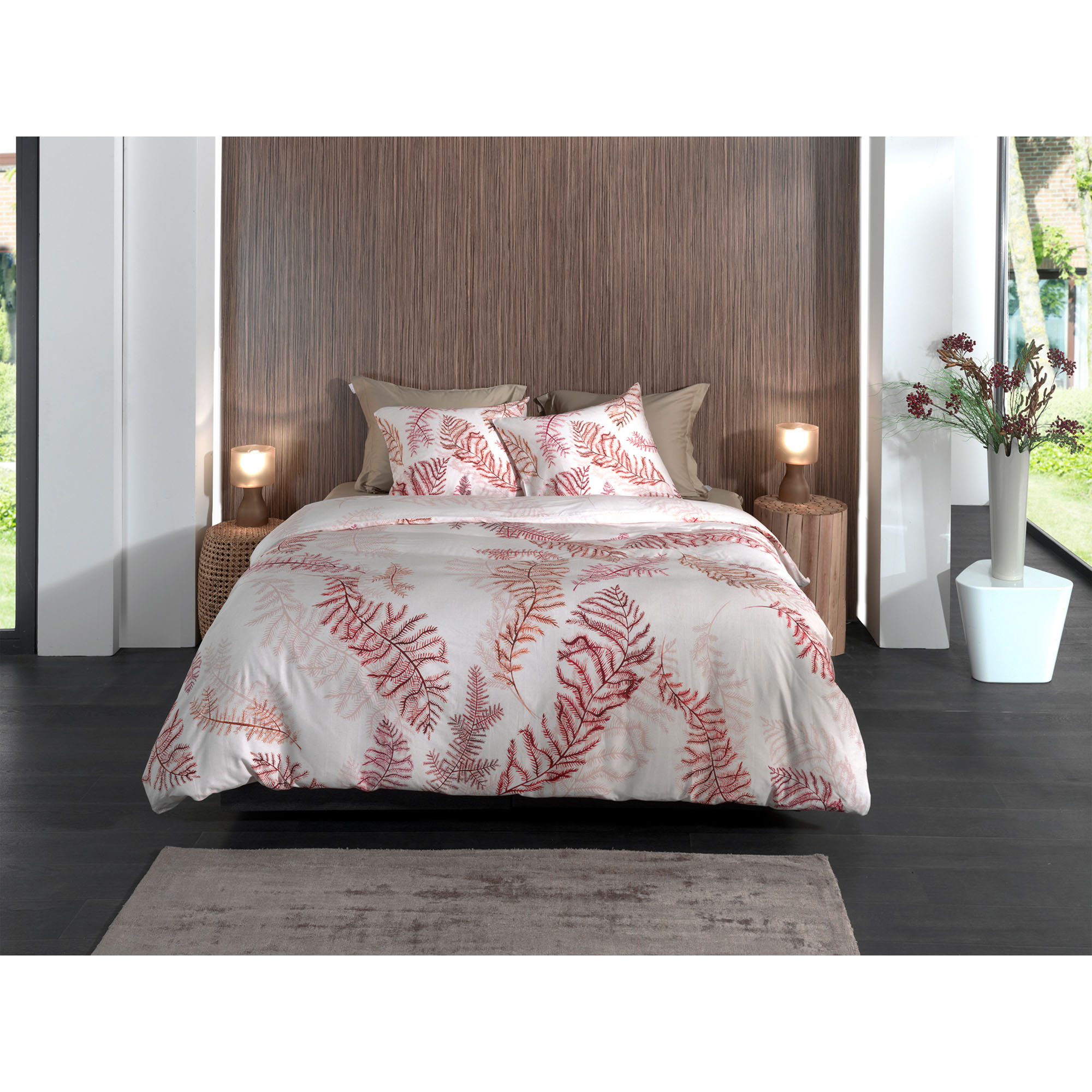 Bettwäsche Kamea in Soft Pink, 155 x 220 cm: bezogenes Bett in frontaler Schlafzimmerszene mit roten und rosafarbenen Farnzweigen auf hellem Grund.