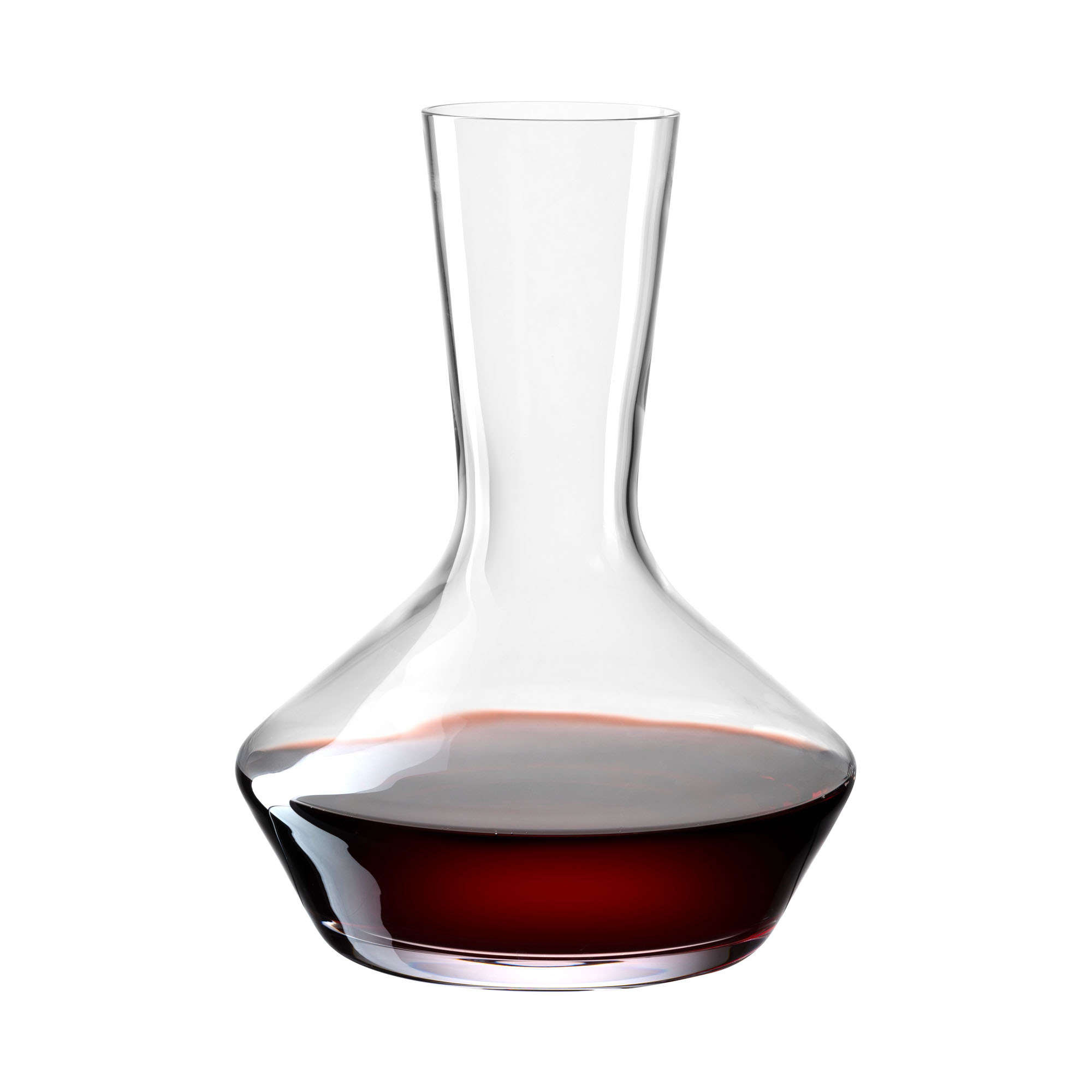 Nahaufnahme eines Glasdekanters mit Rotwein und breitem Standfuß