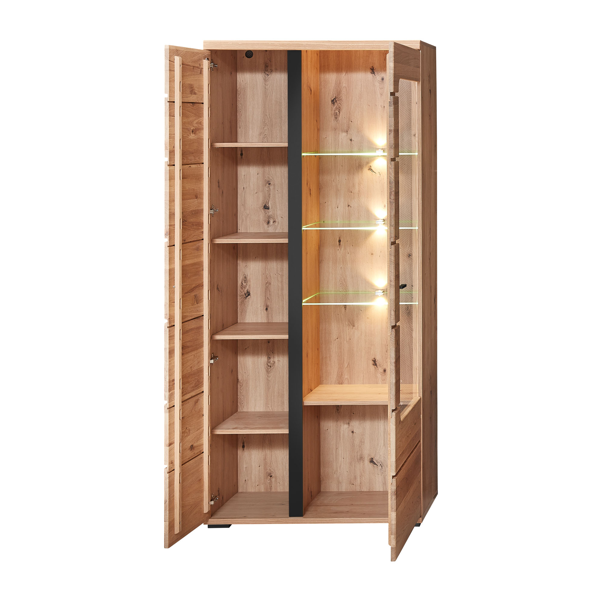 Geöffnete Vitrine in Holzoptik. Links befinden sich mehrere Holzfächer, rechts sind beleuchtete Glasböden sowie ein großes offenes Fach sichtbar.