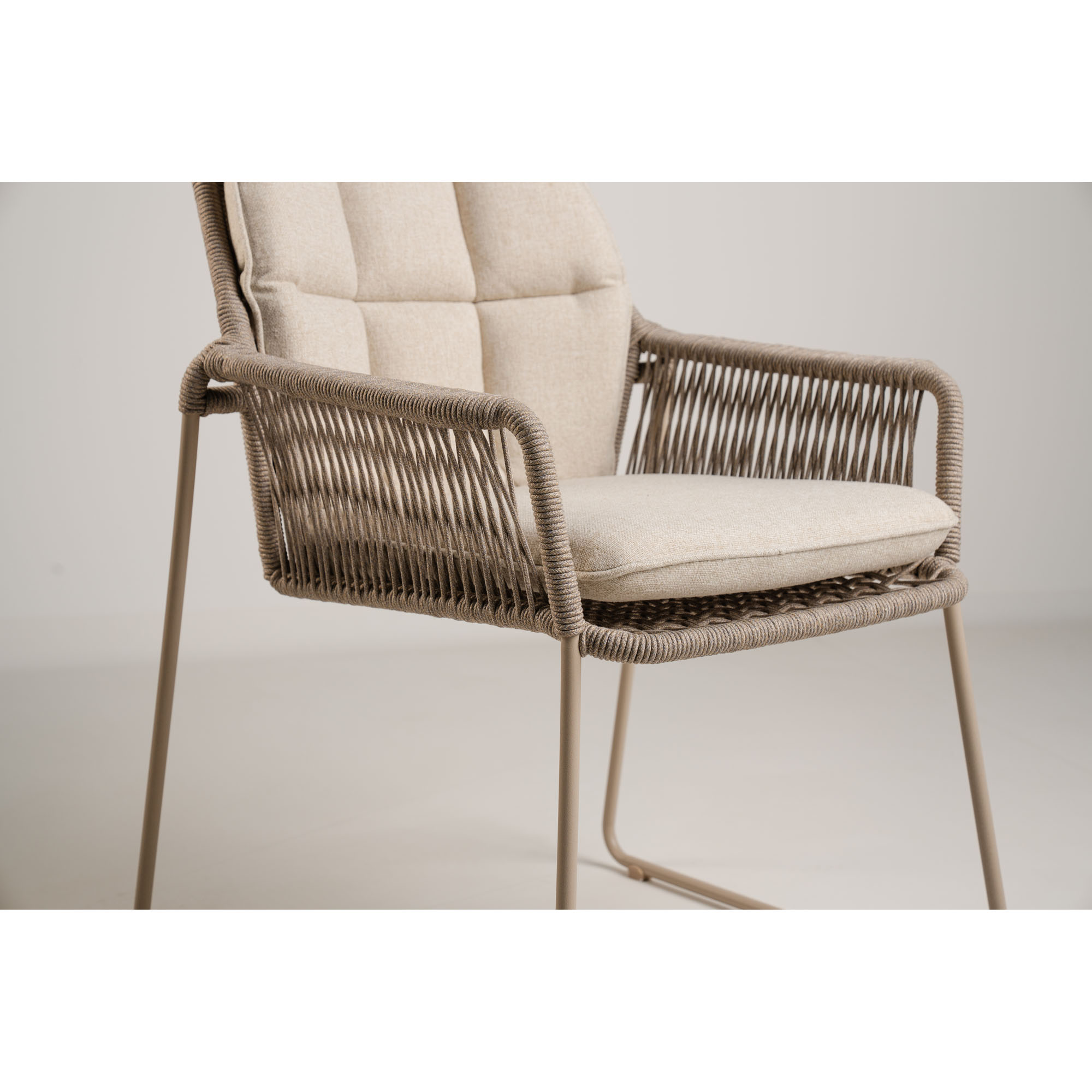 Nahaufnahme des hellen Polsters eines Dining Chairs mit Gestell in Champagnerfarbe