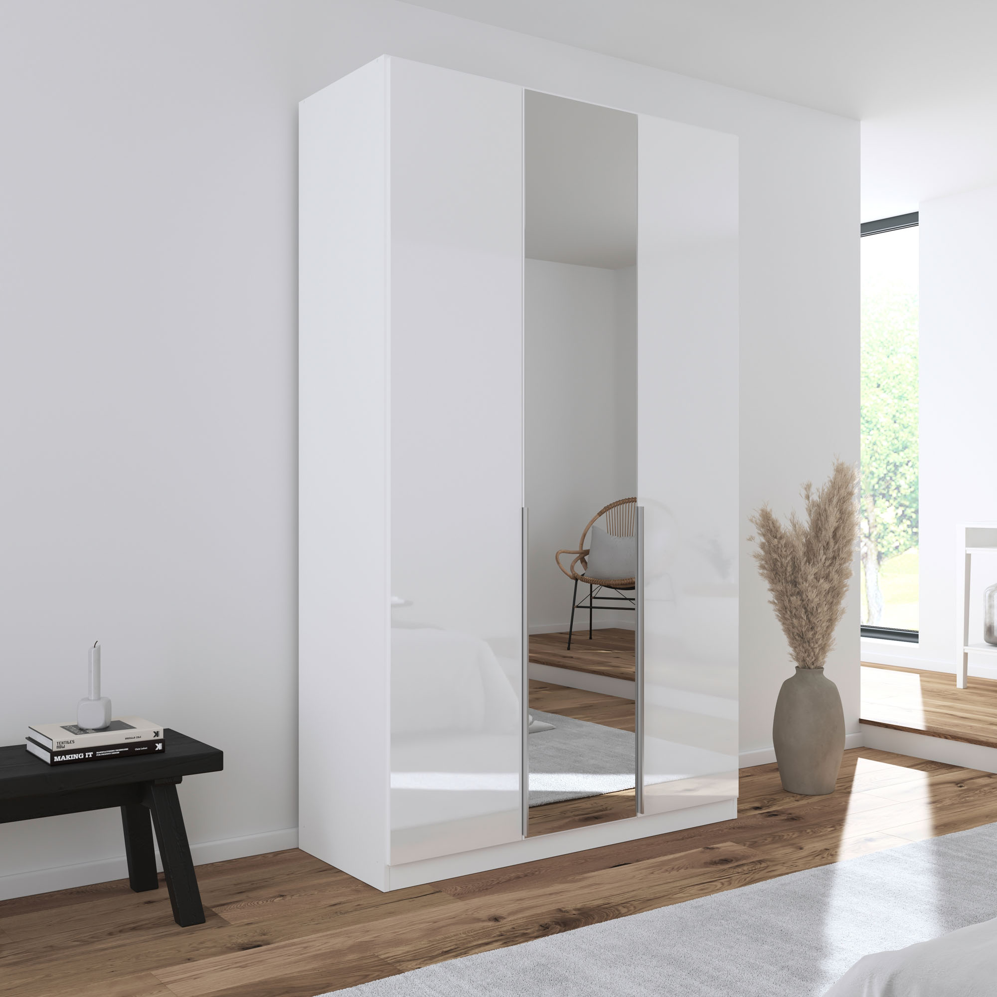 Moderner weißer Drehtürenschrank in Hochglanz mit Spiegeltür in einem hell eingerichteten Schlafzimmer