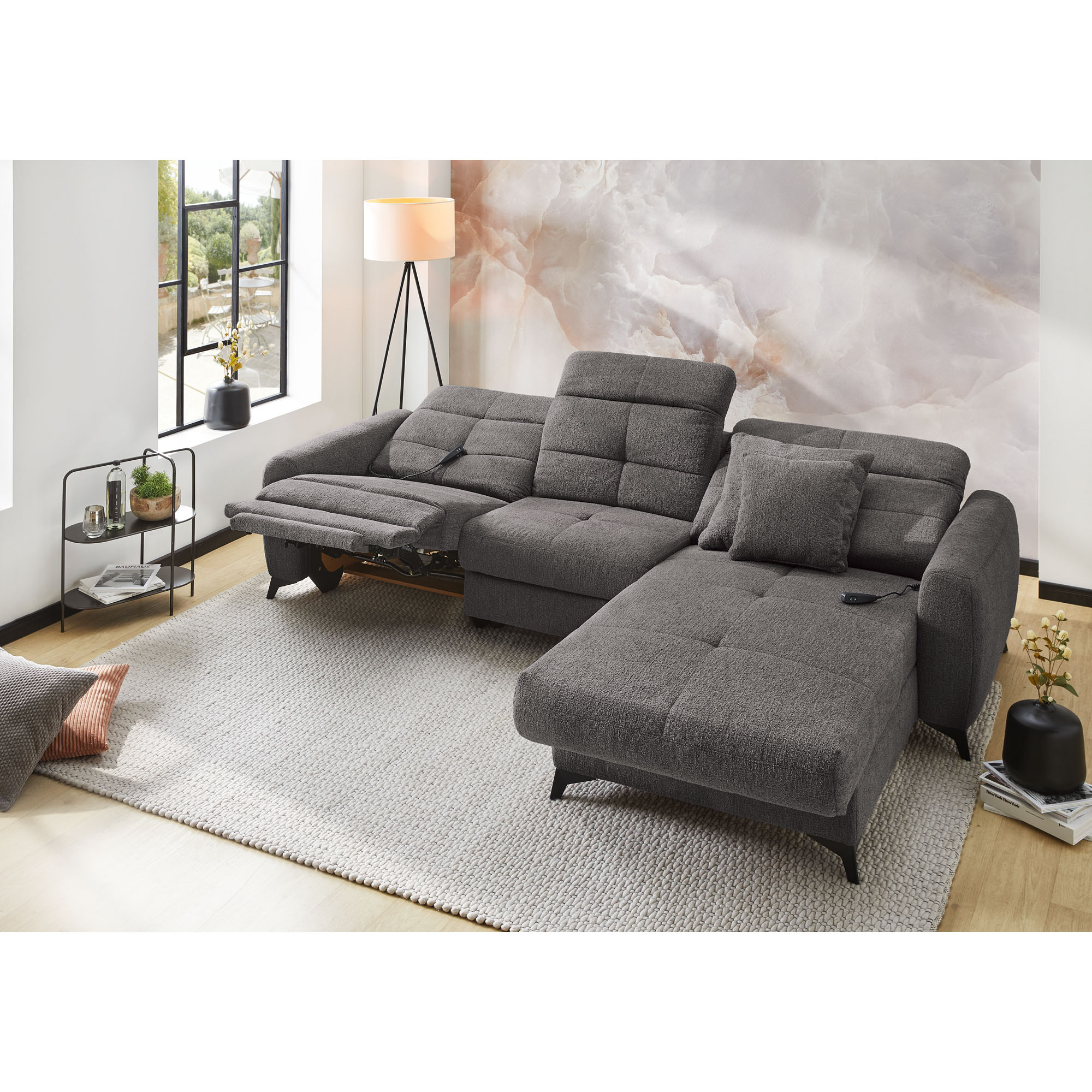 Graue Wohnlandschaft mit elektrischer Relaxfunktion und Ottomane in modernem Wohnzimmer
