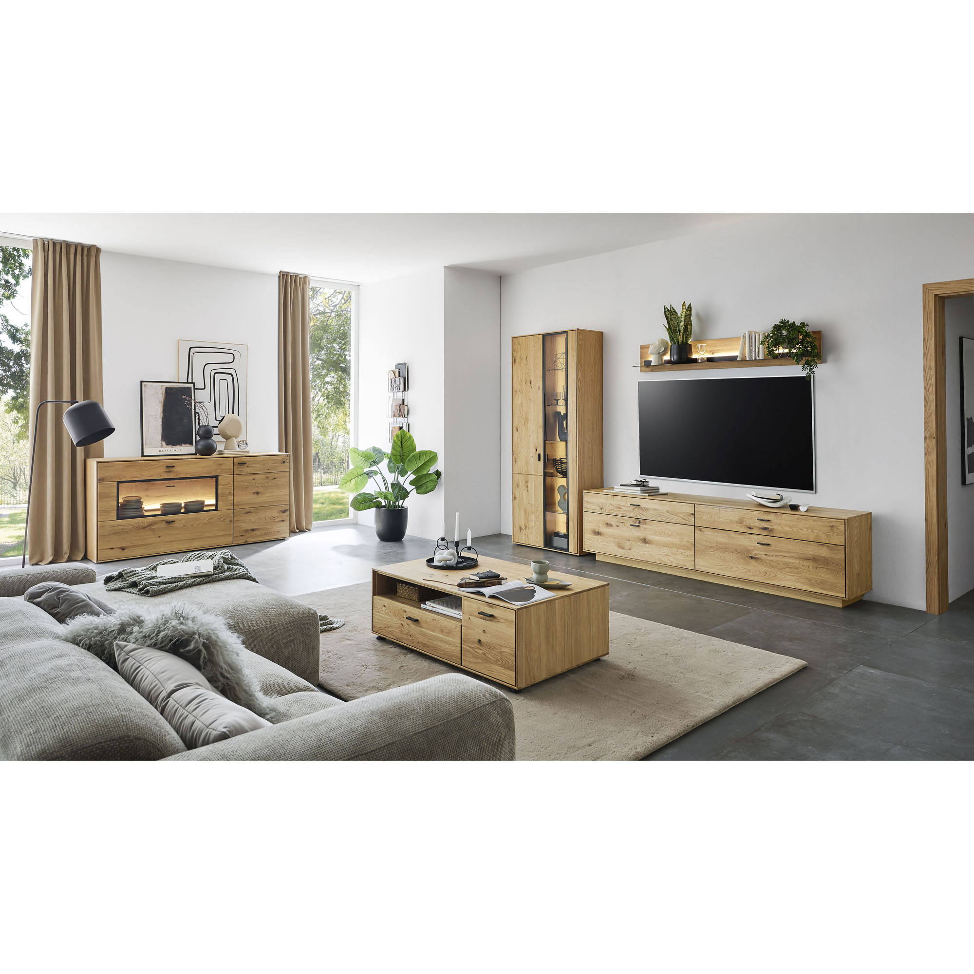 Couchtisch aus geölter Asteiche vor einem grauen Sofa in einem modern eingerichteten Wohnzimmer
