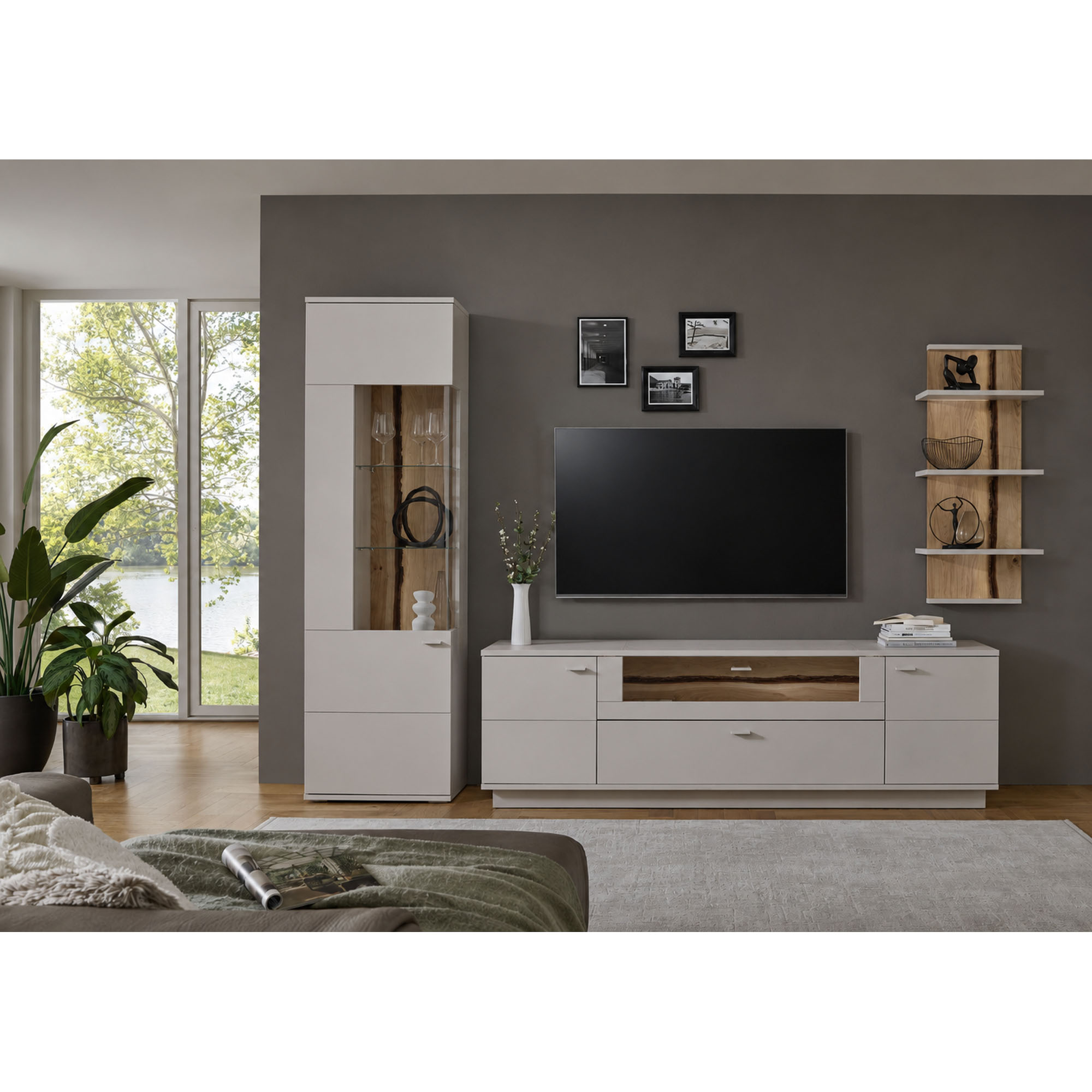 Wohnkombination mit Vitrine Lowboard und Wandregalen in einem modern eingerichteten Wohnzimmer mit TV