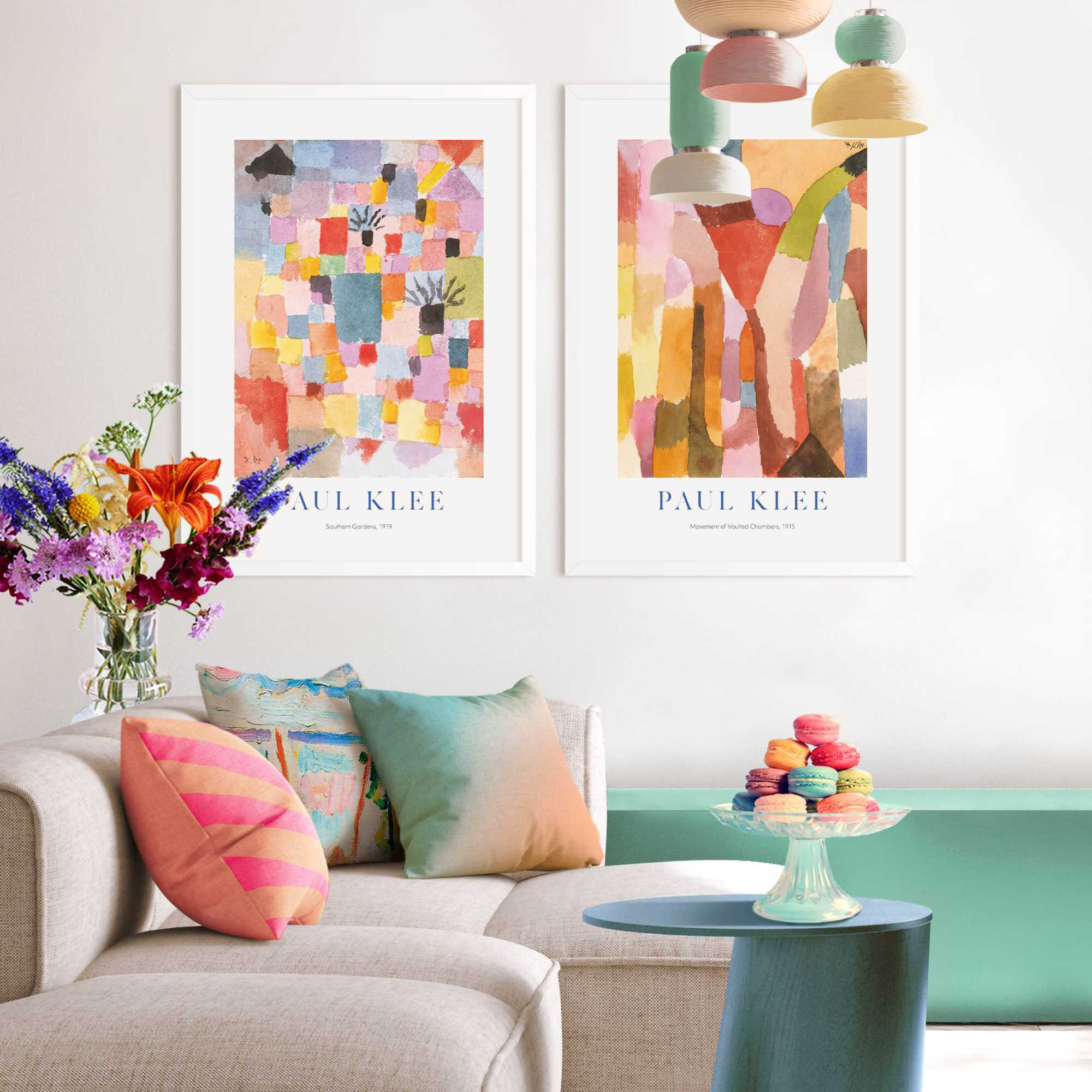 Das Wandbild „Paul Klee Colours I“, 50 × 70 cm, ist zusammen mit weiteren Motiven als Bilderwand in einem eingerichteten Raum zu sehen.