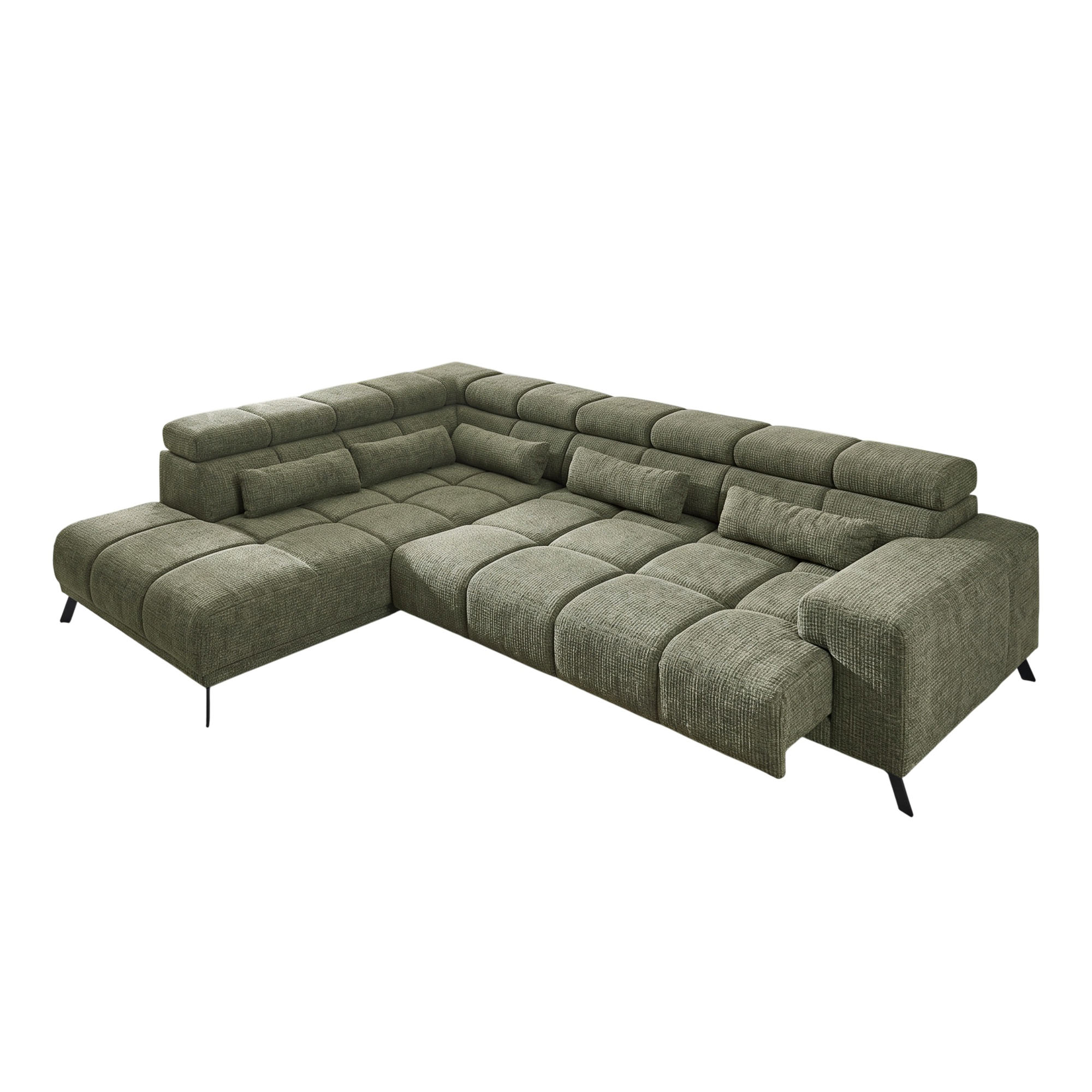 Freigestellte grüne Wohnlandschaft mit Longchair links im Bild, vorgezogenen Sitzflächen, umlaufenden Kopfstützen und schwarzen Metallfüßen