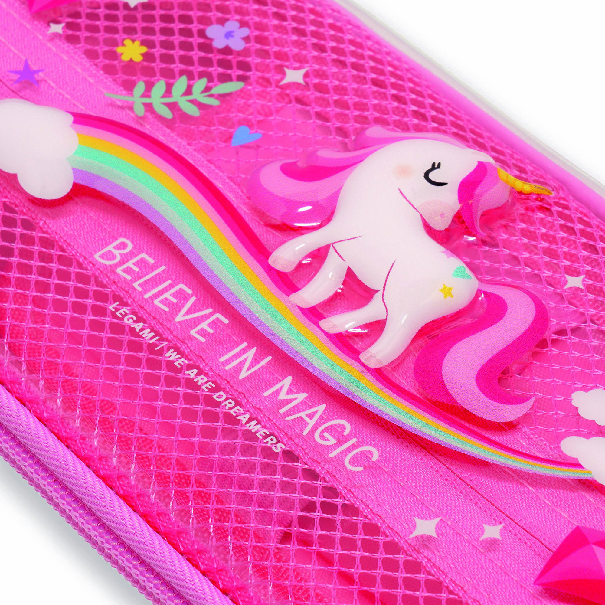 Rosa Federmäppchen im Einhorn-Design, in Nahaufnahme mit Einhorn und Regenbogen auf pinkfarbenem Grund gezeigt.