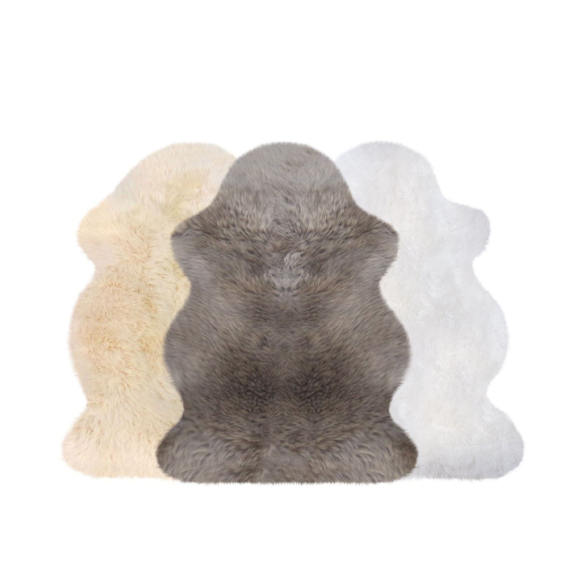Drei Lammfelle in Beige, Grautaupe und Weiß sind leicht überlappend nebeneinander vor weißem Hintergrund aufgestellt.