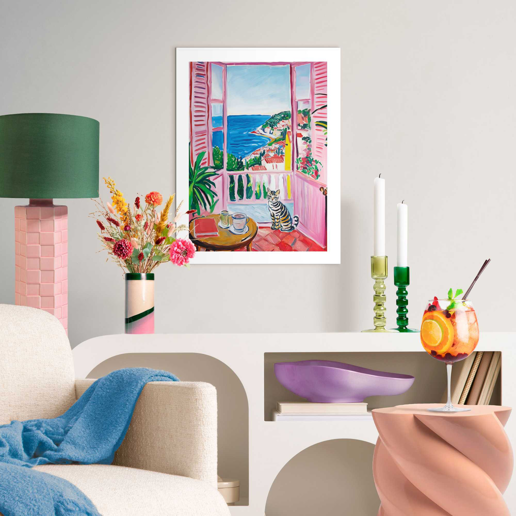 Das Wandbild „Balcony Holiday“ in Mehrfarbig, 30 × 40 cm, hängt in einem eingerichteten Wohnraum und zeigt die Größenwirkung an der Wand.