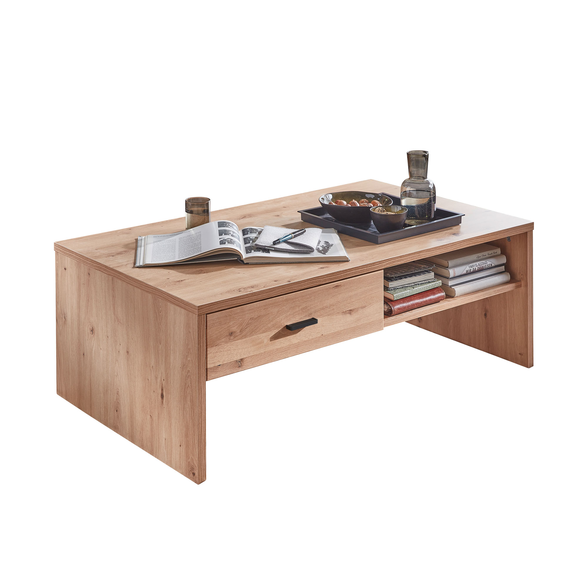 Couchtisch aus hellem Holz mit einer Schublade und seitlichem Fach; auf der Tischplatte liegen ein geöffnetes Buch, Gläser und ein Tablett mit Karaffe und Schale.