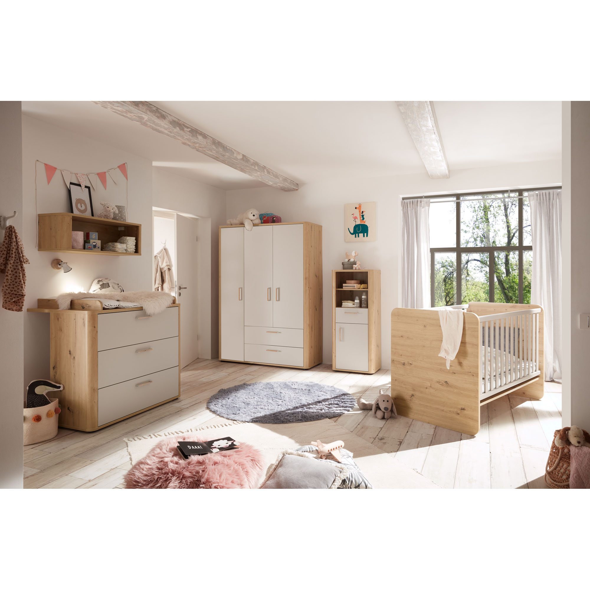 Helles Babyzimmer mit Bett, Wickelkommode und Schrank in Eiche-Sägerau und Grau, freundlich eingerichteter Raum mit viel Tageslicht