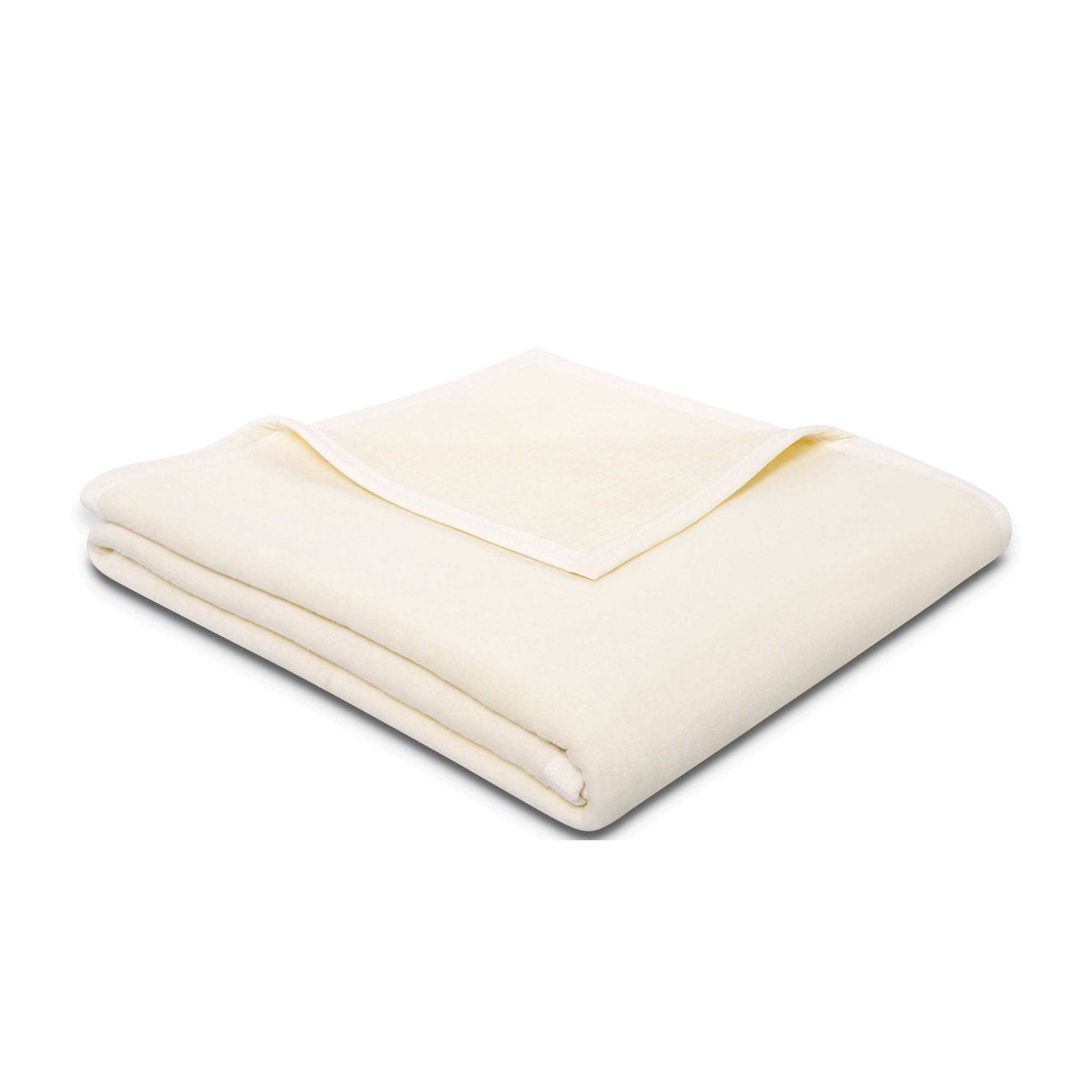 Gefaltete Wohndecke CottonSense natur in Cremeweiß mit schmal eingefasster Kante auf weißem Hintergrund.