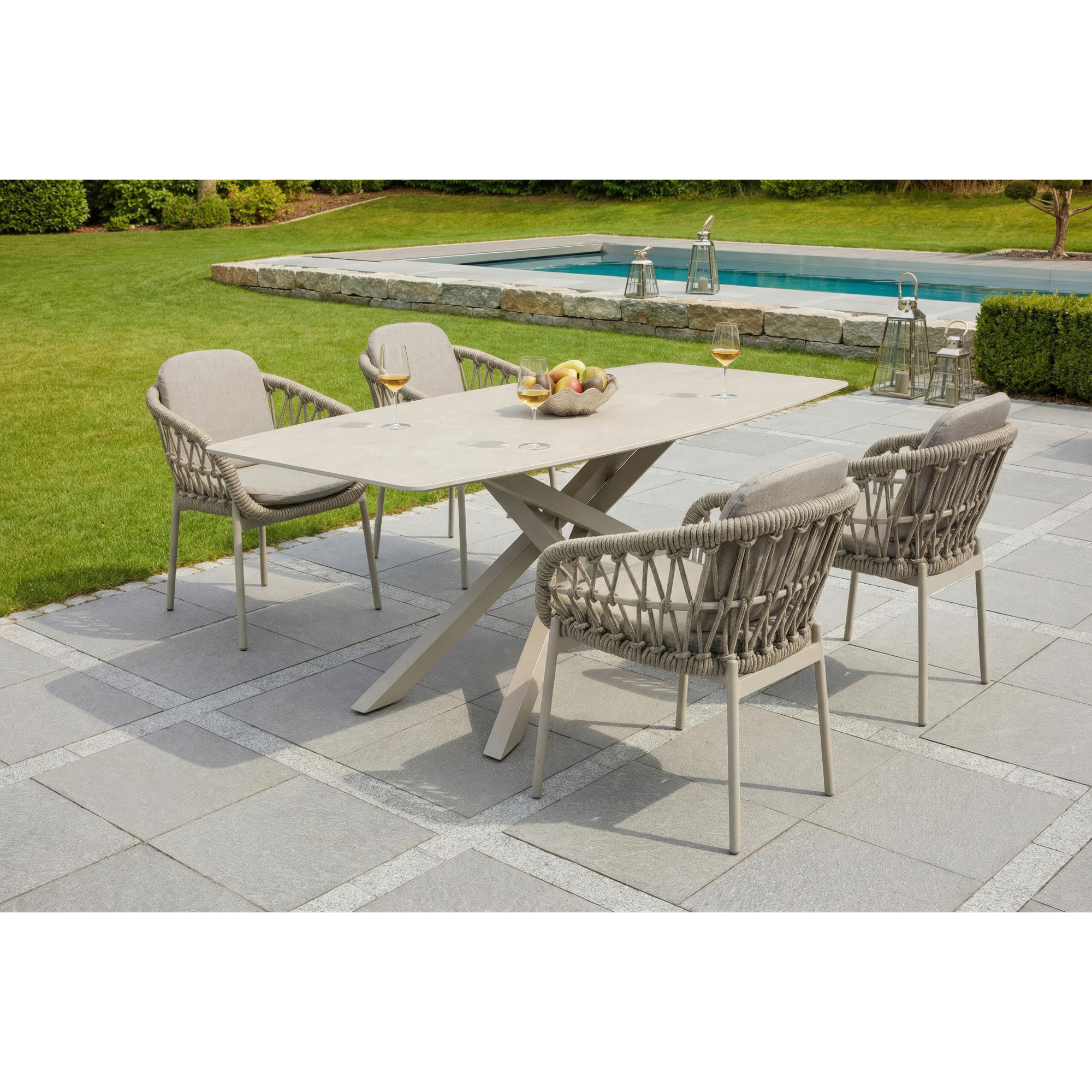 Gartenstuhl mit Armlehnen im Einsatz an einem Gartentisch auf einer Terrasse