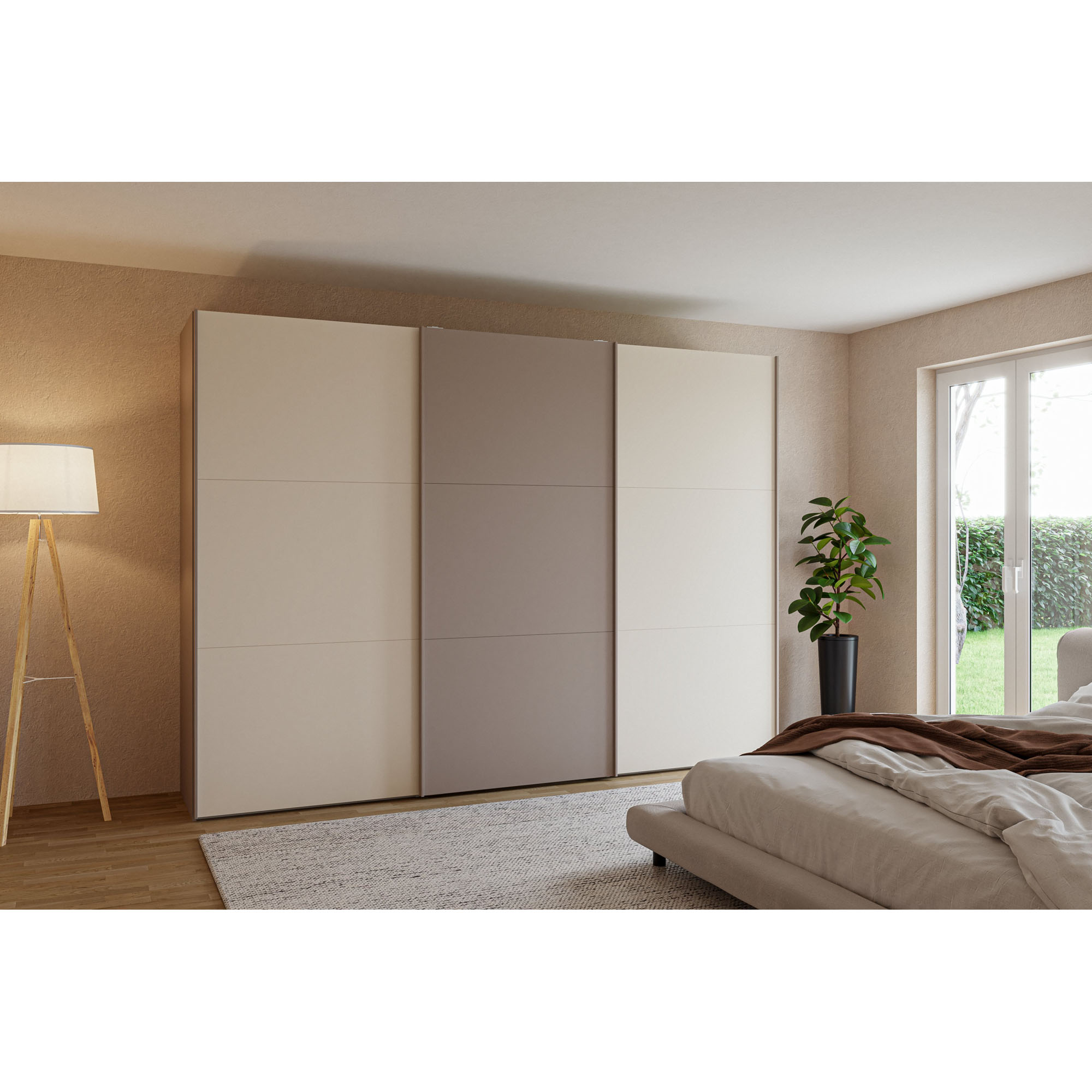 Schwebetürenschrank mit drei Schiebetüren in einem Schlafzimmer neben einem Bett