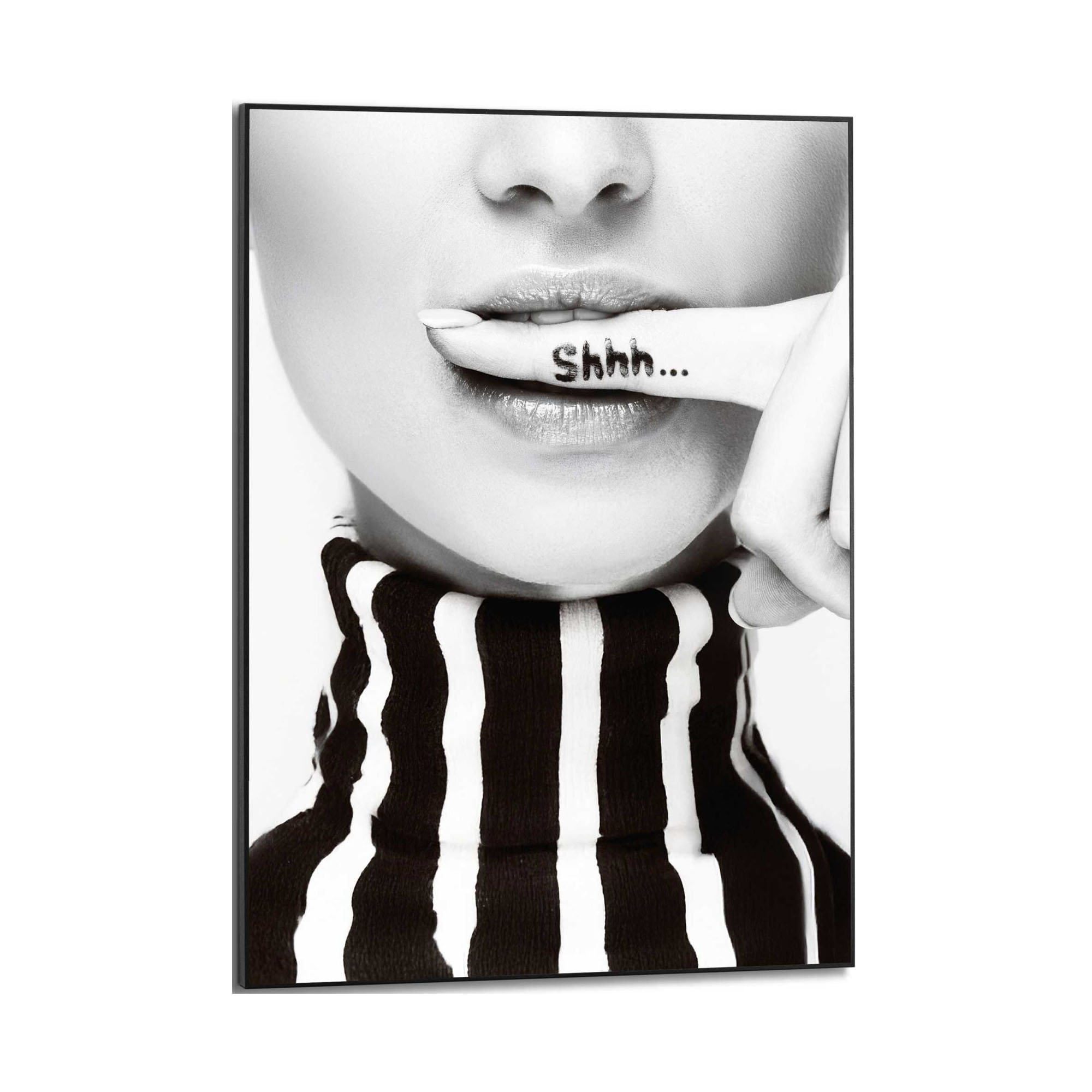 Frontansicht des Wandbilds „Silence Requested“ in Schwarz-Weiß, Größe 50 × 70 cm; das vollständige Motiv ist zu sehen.