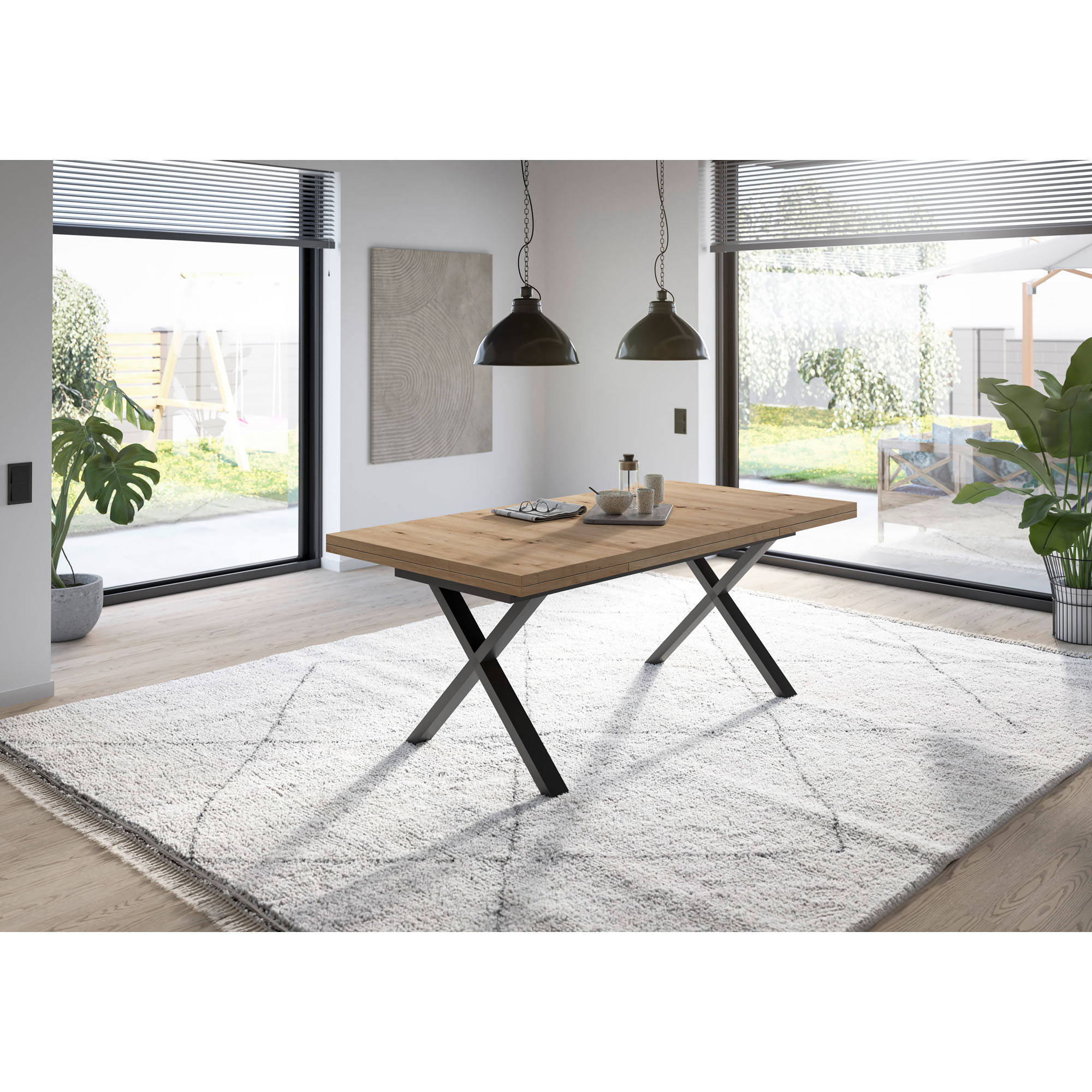 Moderner Esstisch in Holzoptik mit schwarzem Metallgestell, platziert in einem hellen Esszimmer mit Teppich und Pflanzen