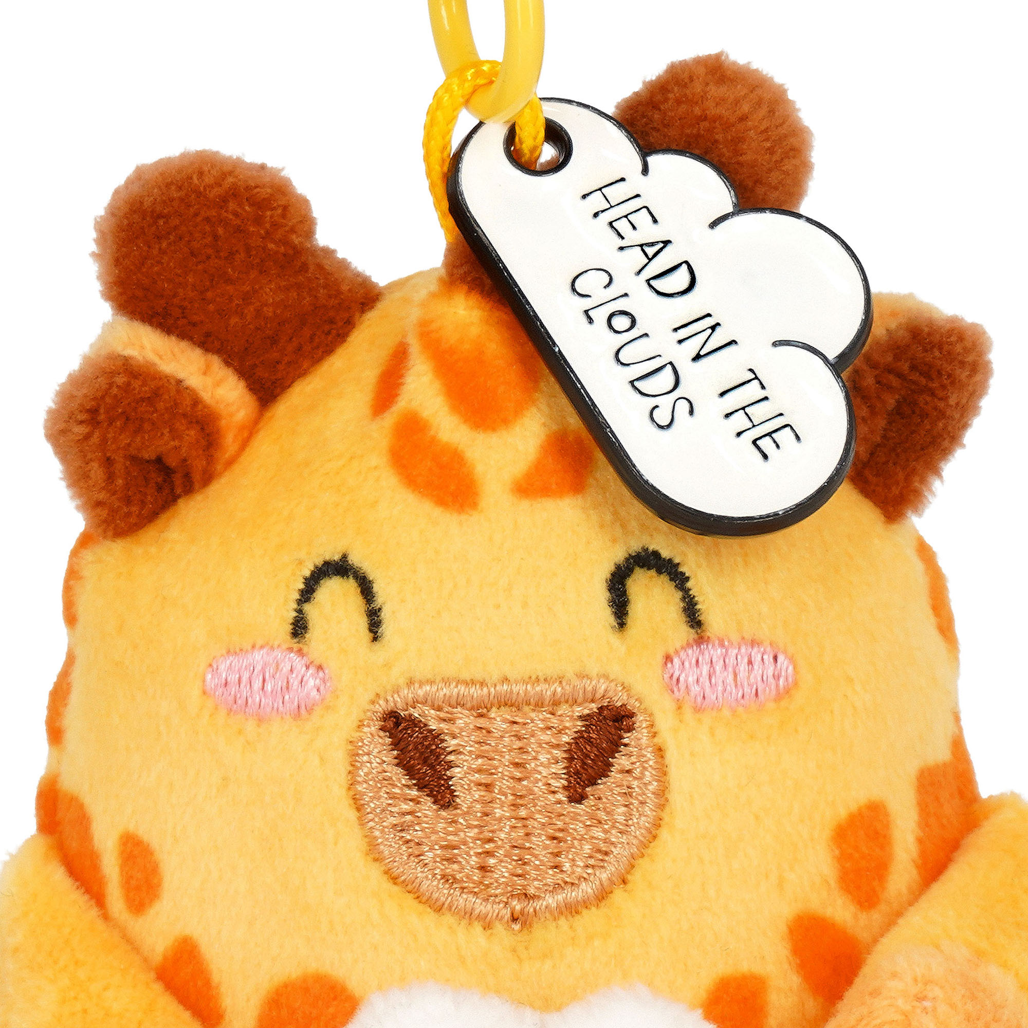 Giraffen-Plüsch-Schlüsselanhänger, in Nahaufnahme mit Gesicht und angenähtem Produktanhänger dargestellt.