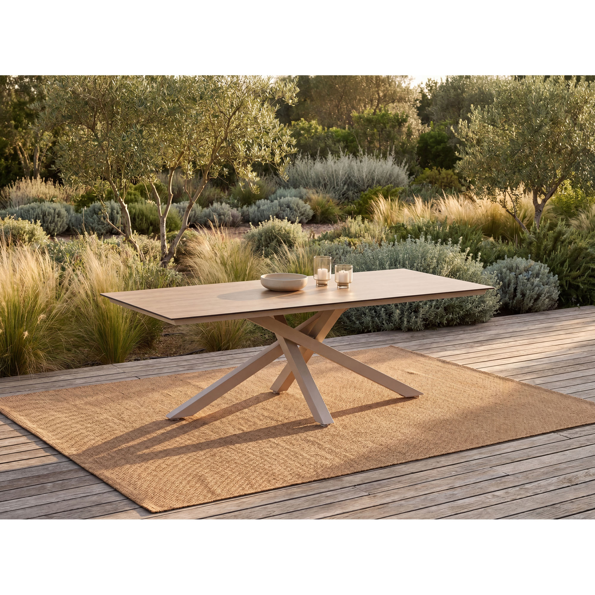 Moderner Esstisch mit Holzplatte und beigem X-Gestell auf Terrasse mit Pflanzen und dekorativer Tischgestaltung
